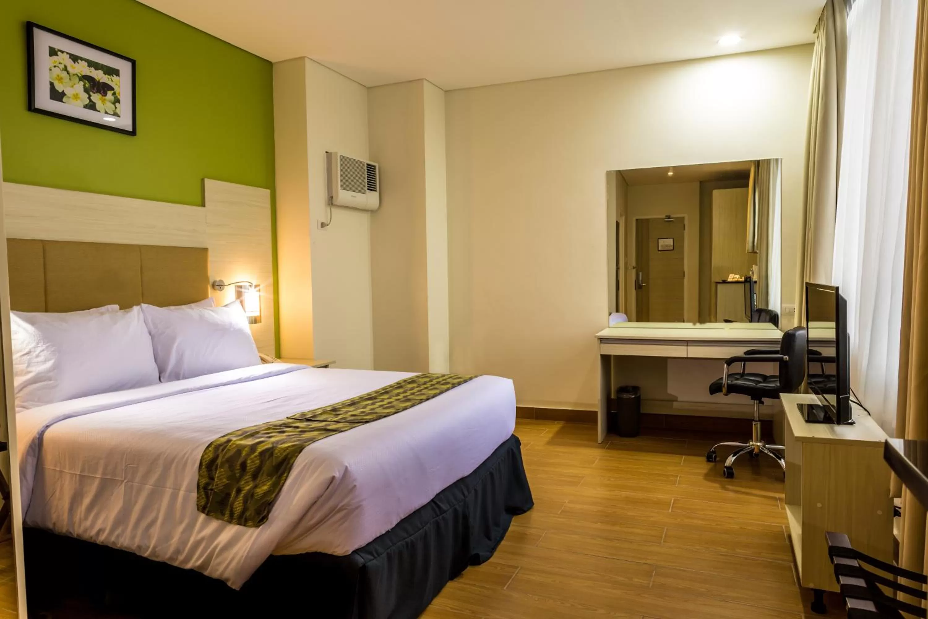 Photo of the whole room, Bed in Hamersons Hotel Cebu