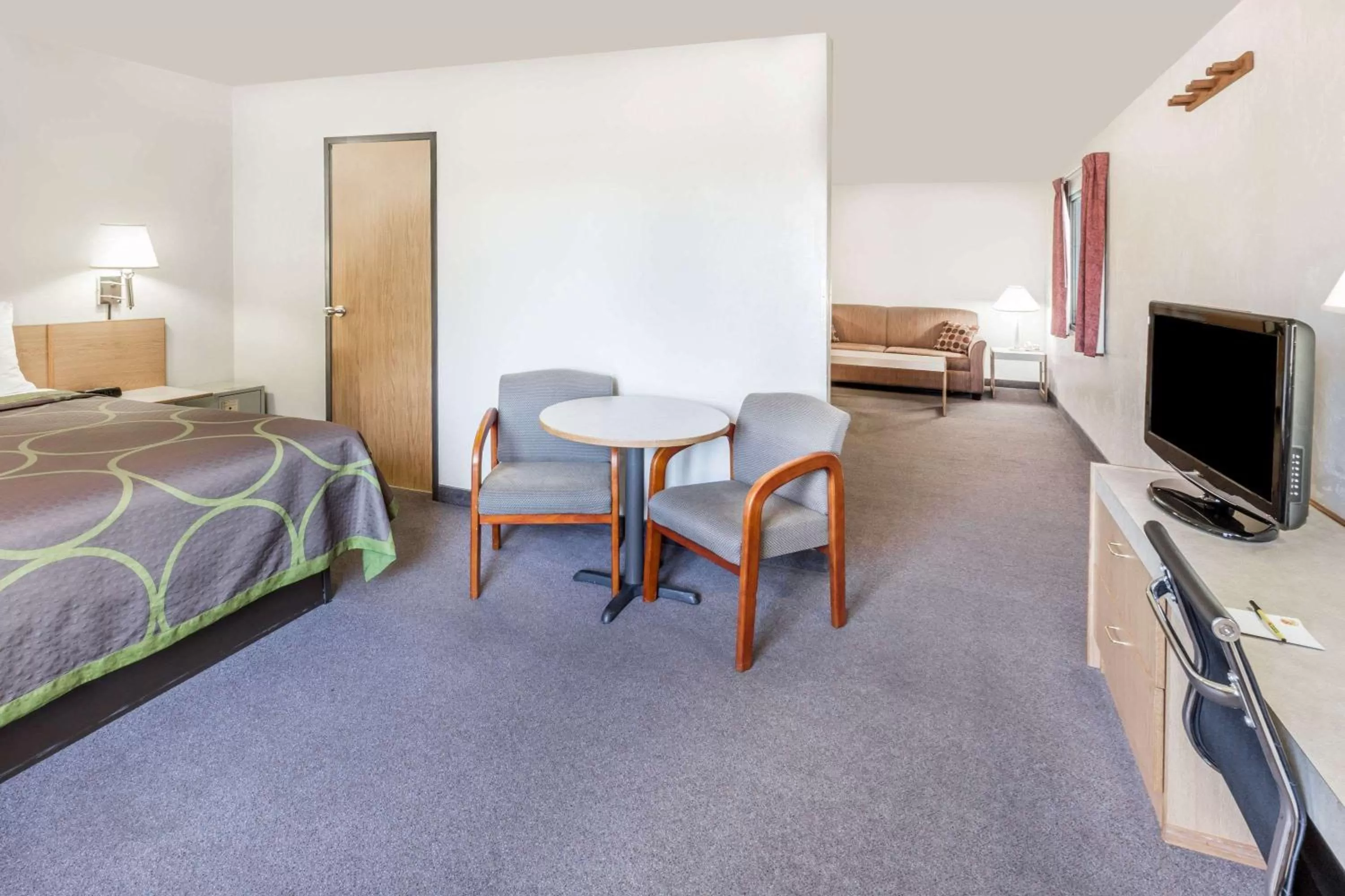 Photo of the whole room, Bed in Super 8 by Wyndham Bend