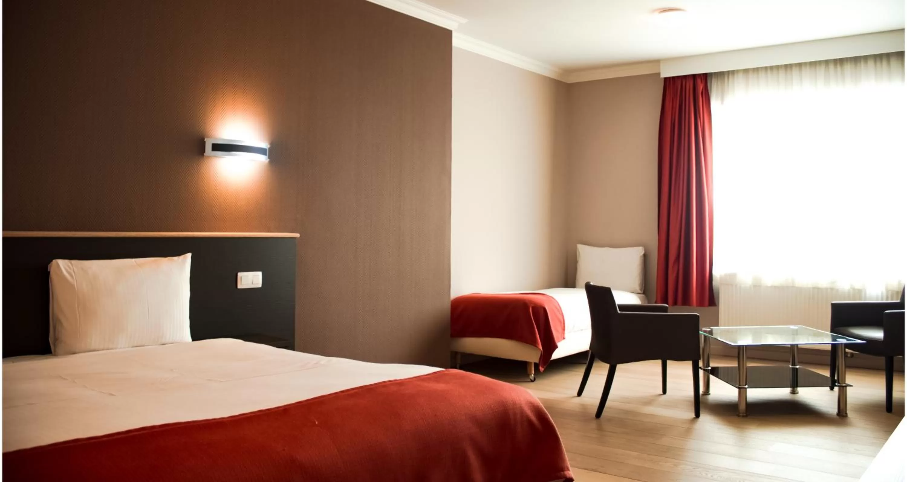 Photo of the whole room, Bed in Hotel Taormina Brussels Airport