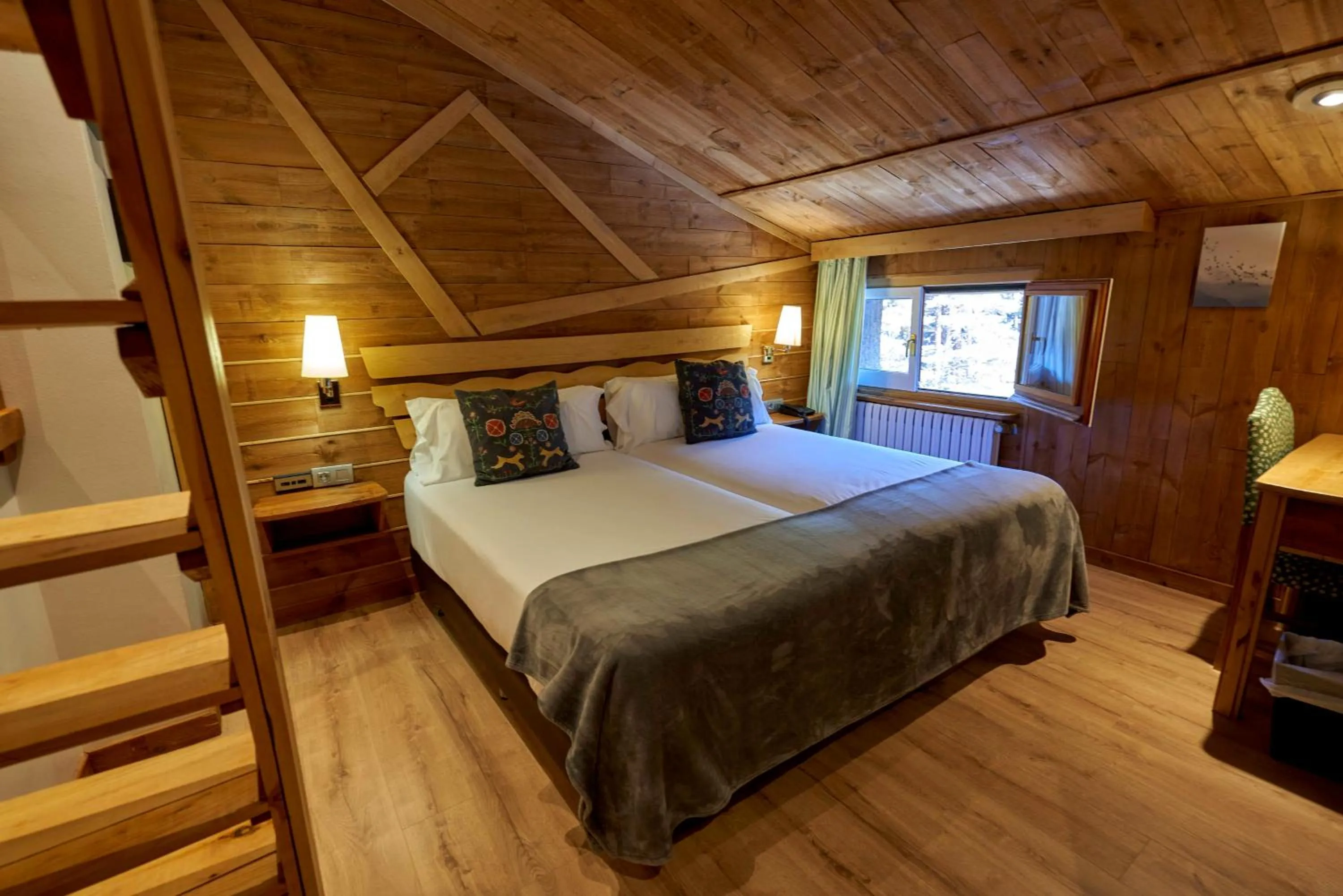 Photo of the whole room, Bed in Coma Bella