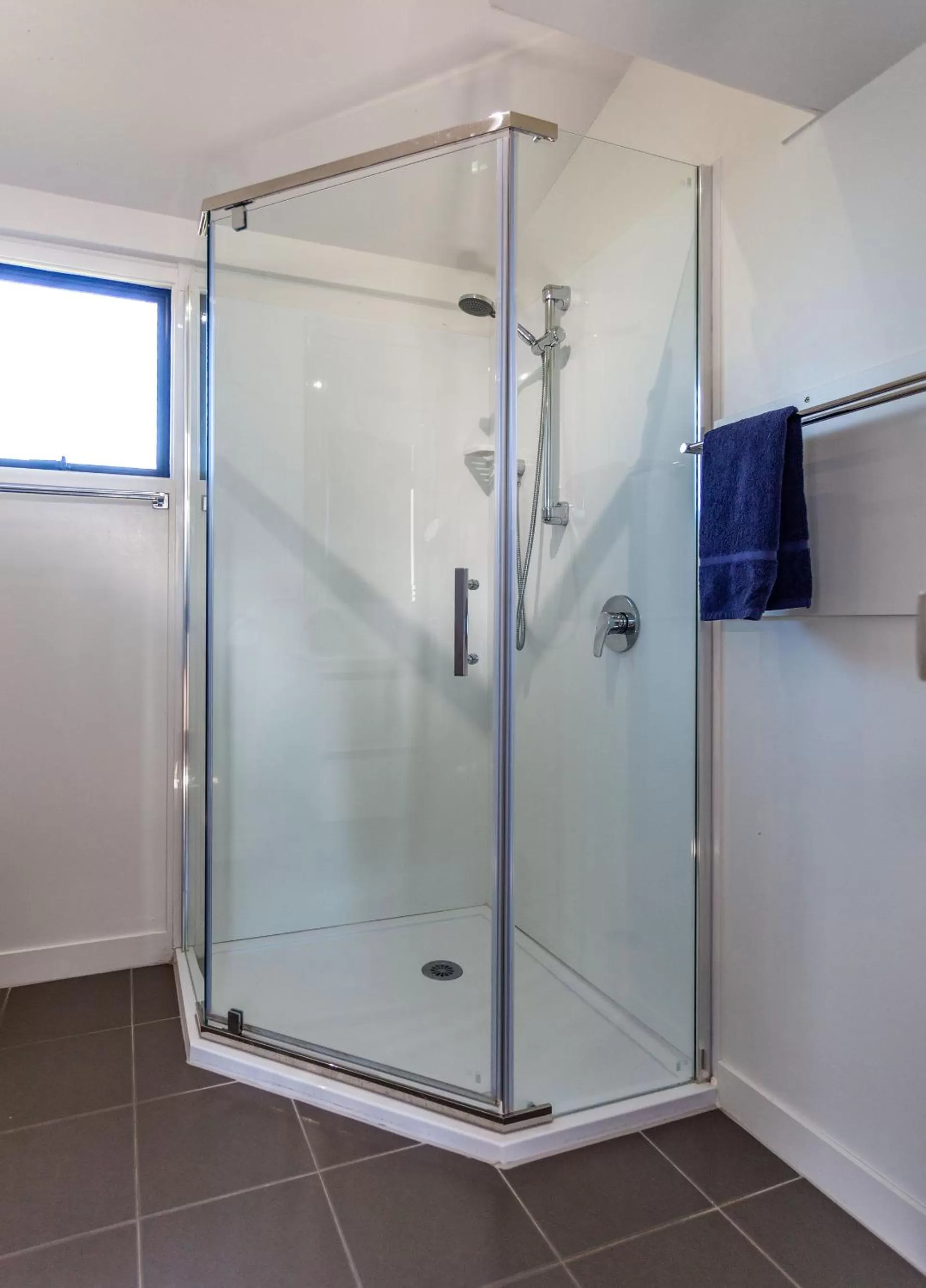 Bathroom in Tidewater Motel & Tourist Park