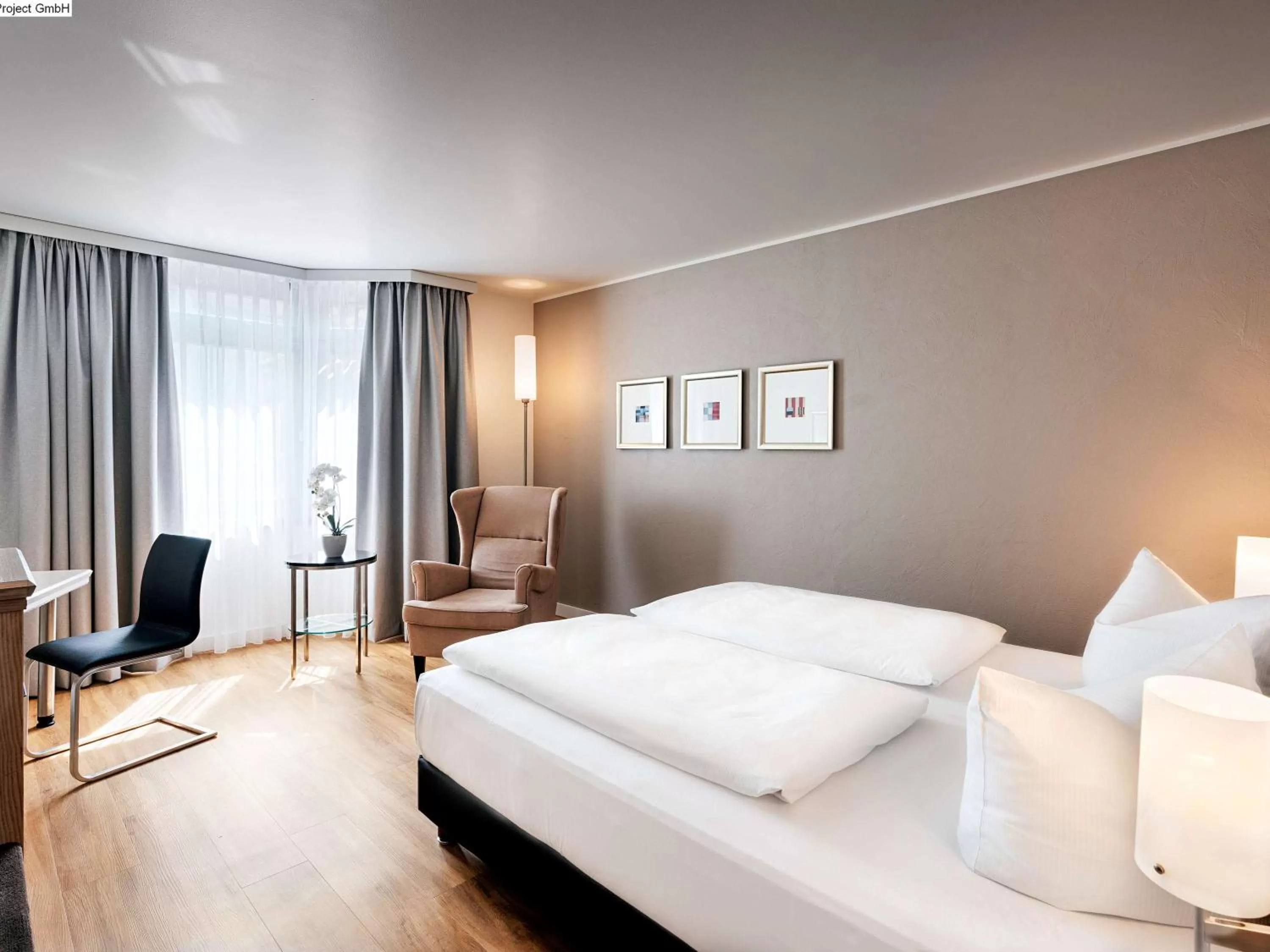 Photo of the whole room, Bed in Mövenpick Hotel München-Airport