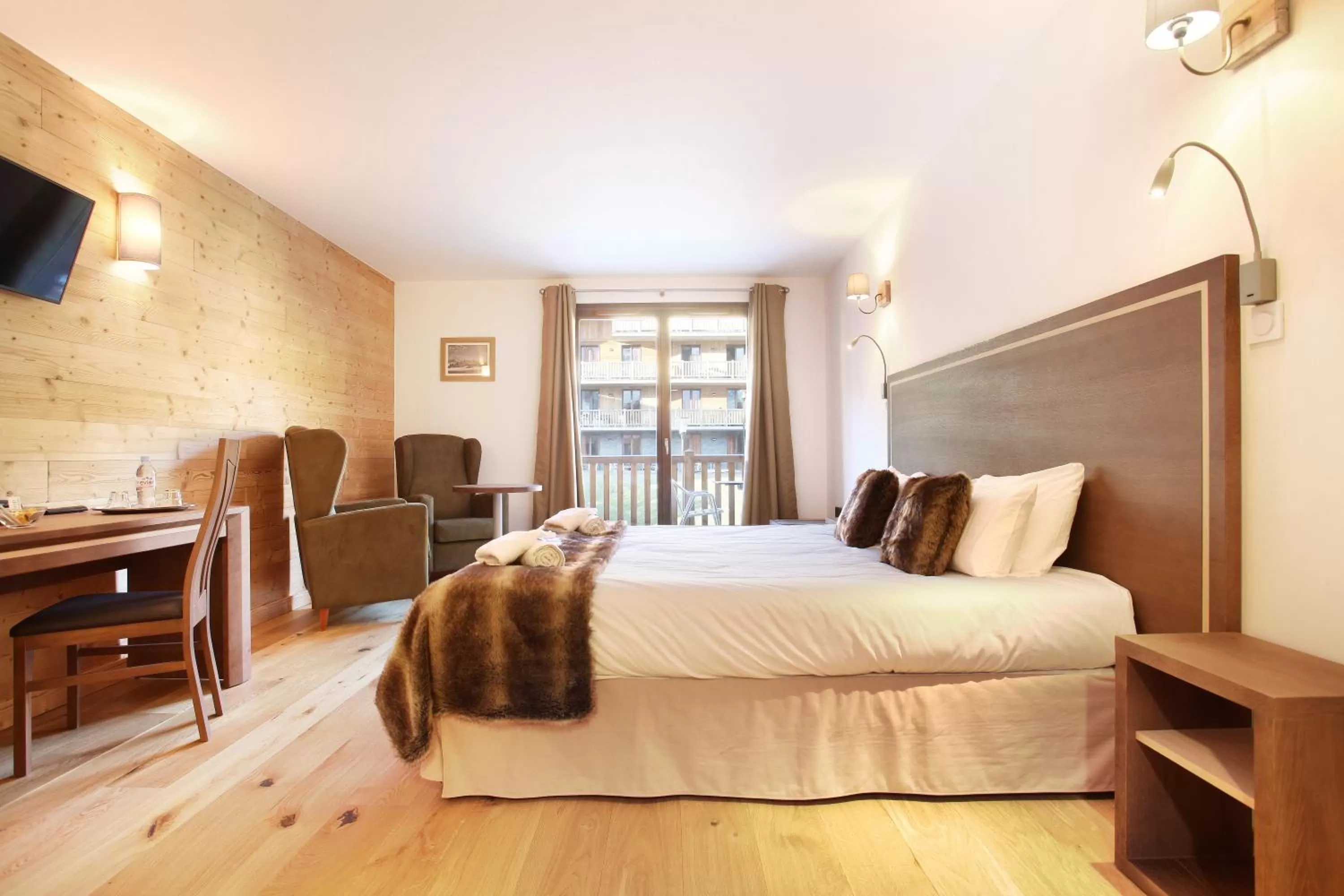 Bedroom, Bed in Hôtel et Spa Le Chamois by Odalys