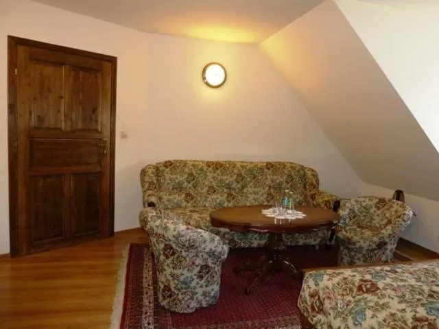 Gościniec Dworski w Ropie - Pokoje gościnne