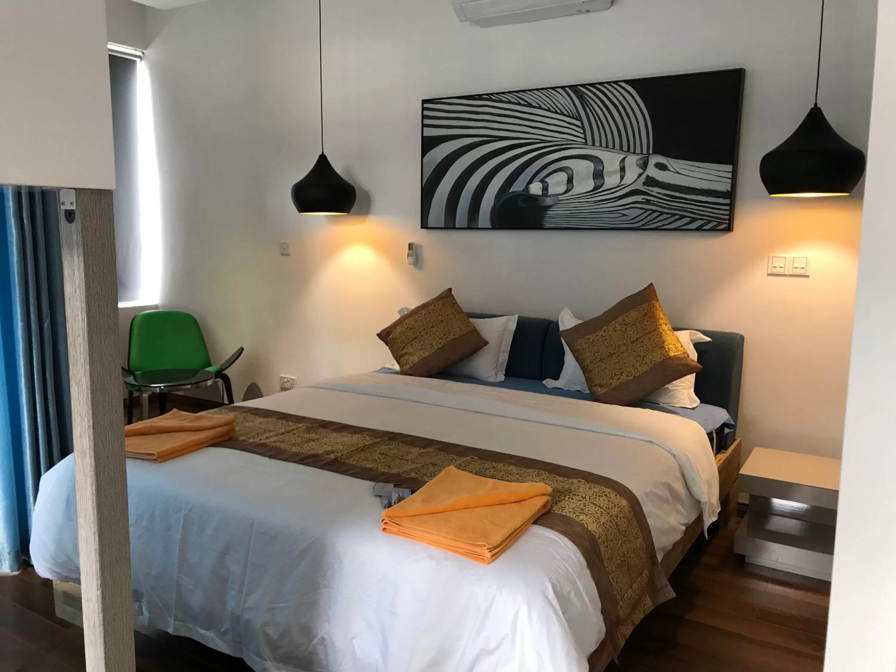 Seating area, Bed in Benny's City Hotel