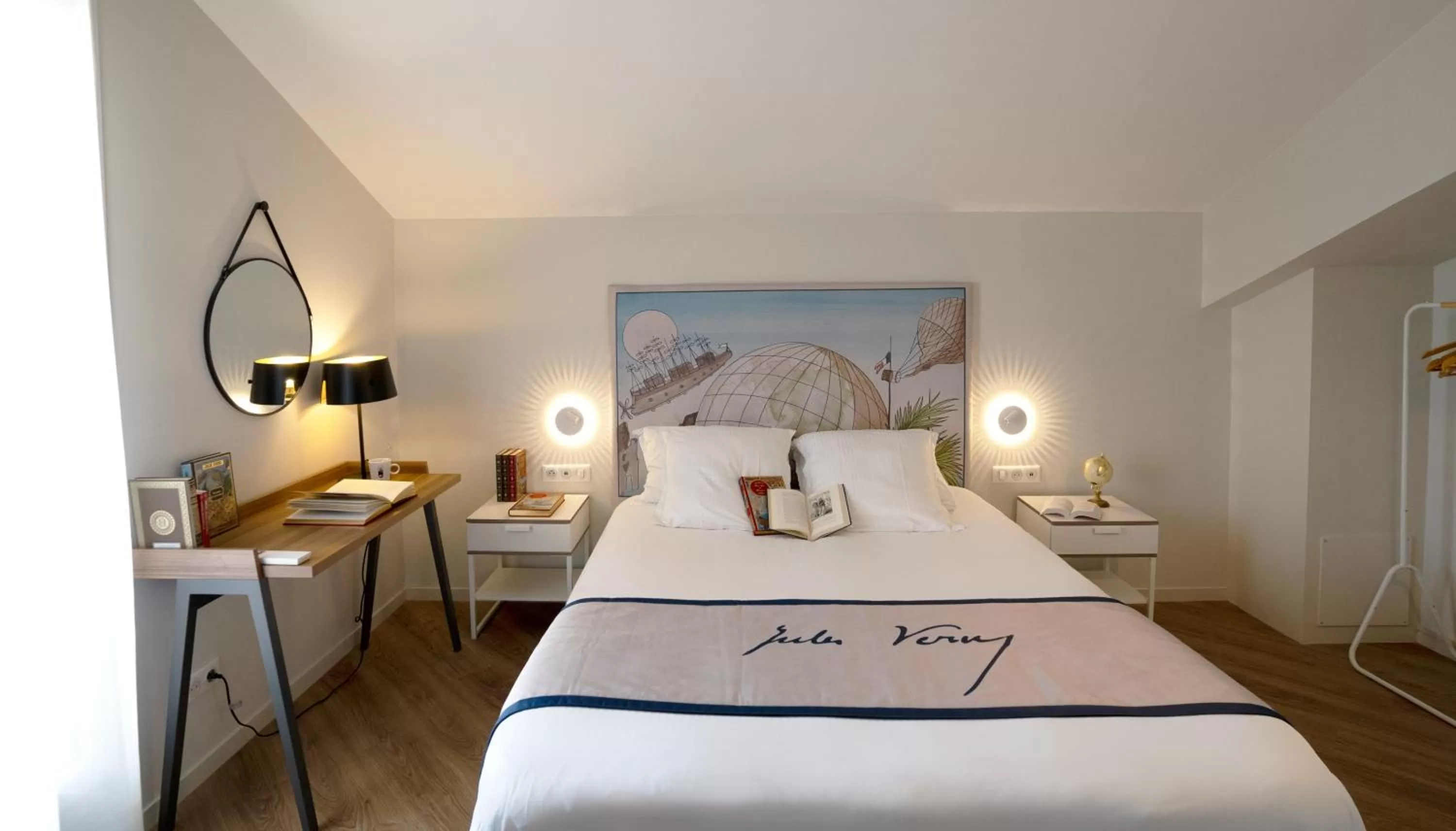 Bedroom, Bed in Hôtel Jules Verne Biarritz