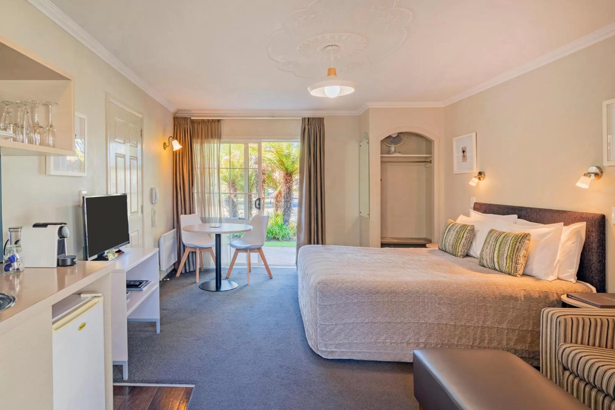 Photo of the whole room, Bed in Silver Fern Rotorua Suites & Spa