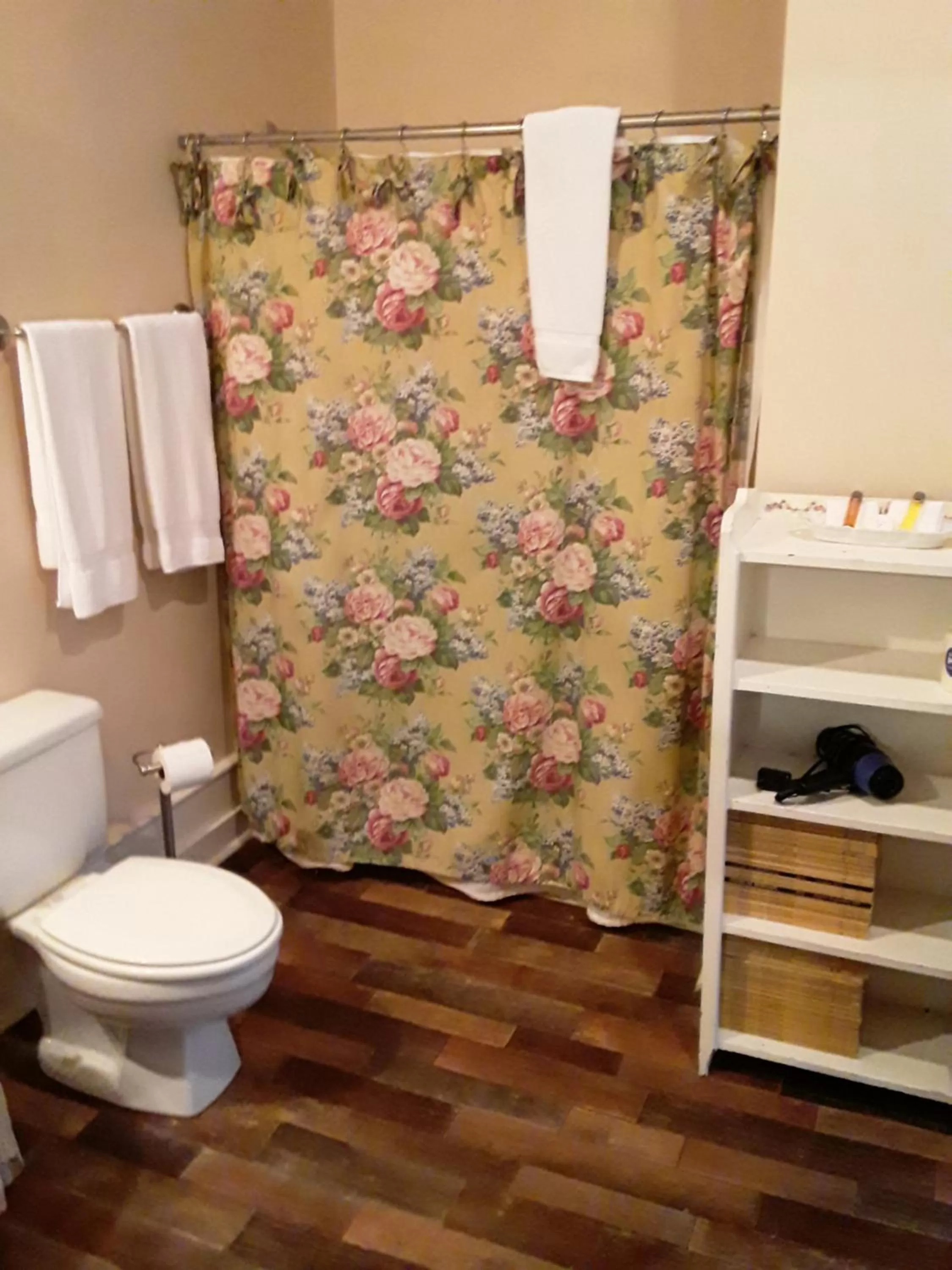 Bathroom in Hall Place B&B