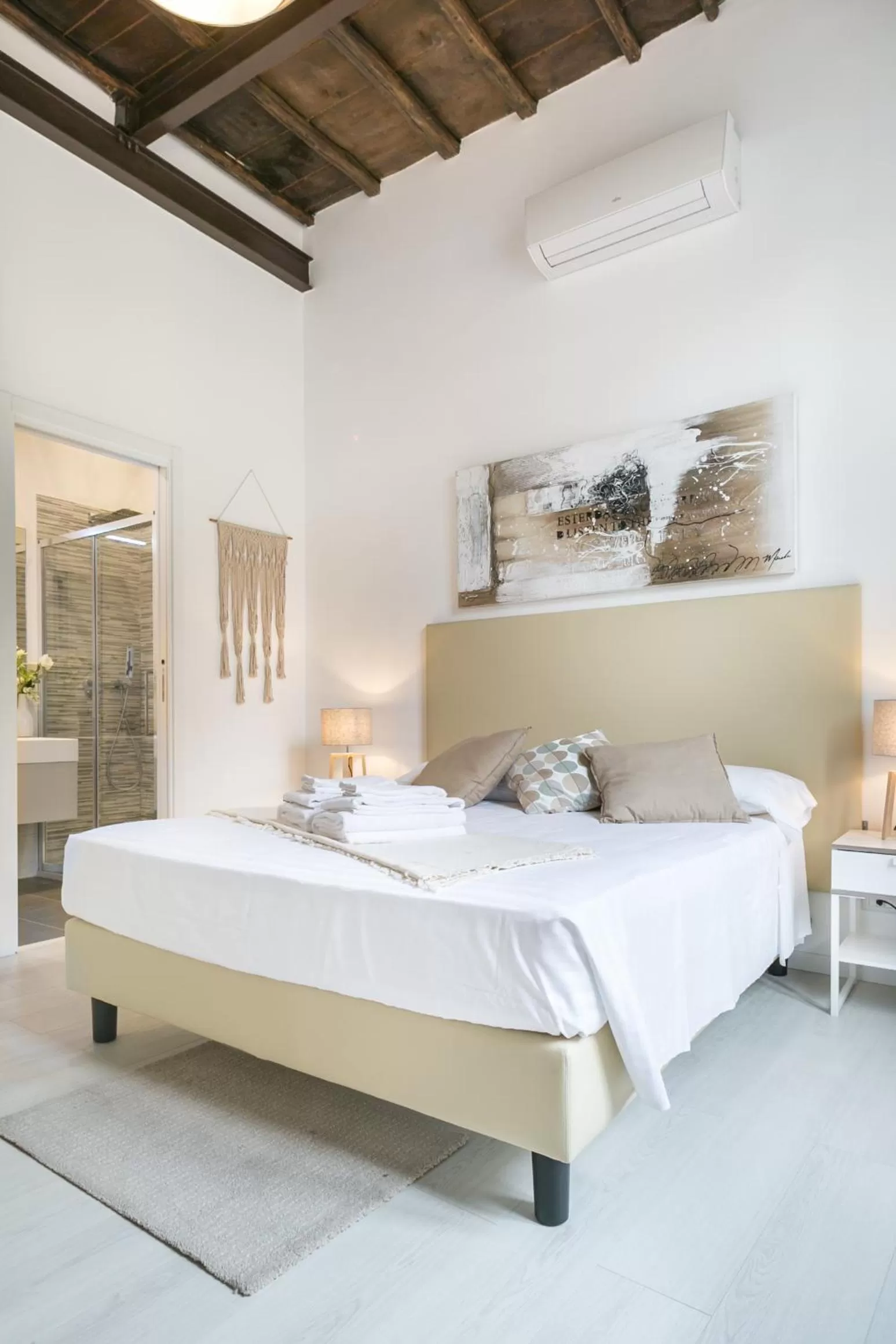 Bed in White Ostilia B&B