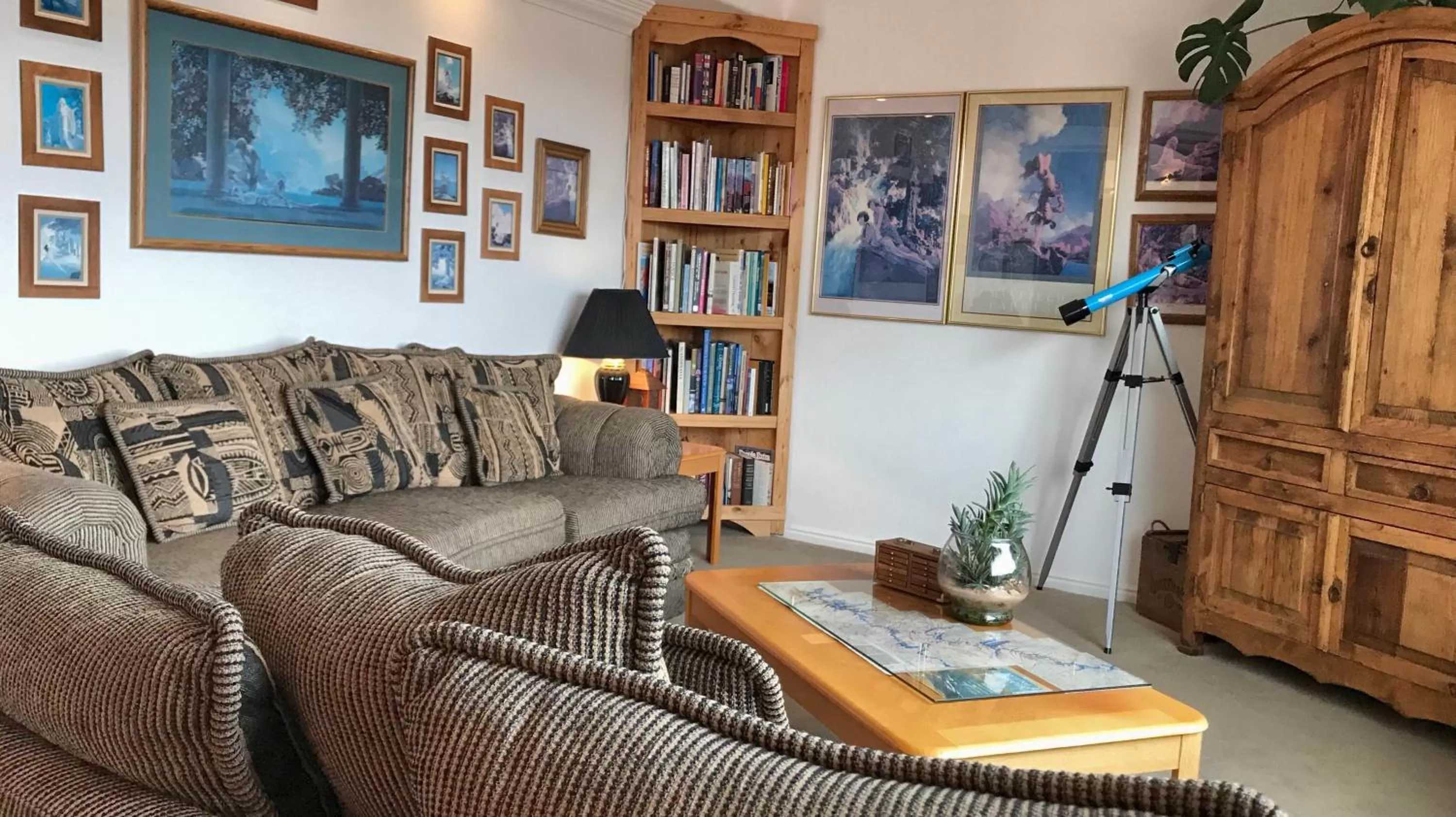 Library in Dreamkatchers Lake Powell Bed & Breakfast