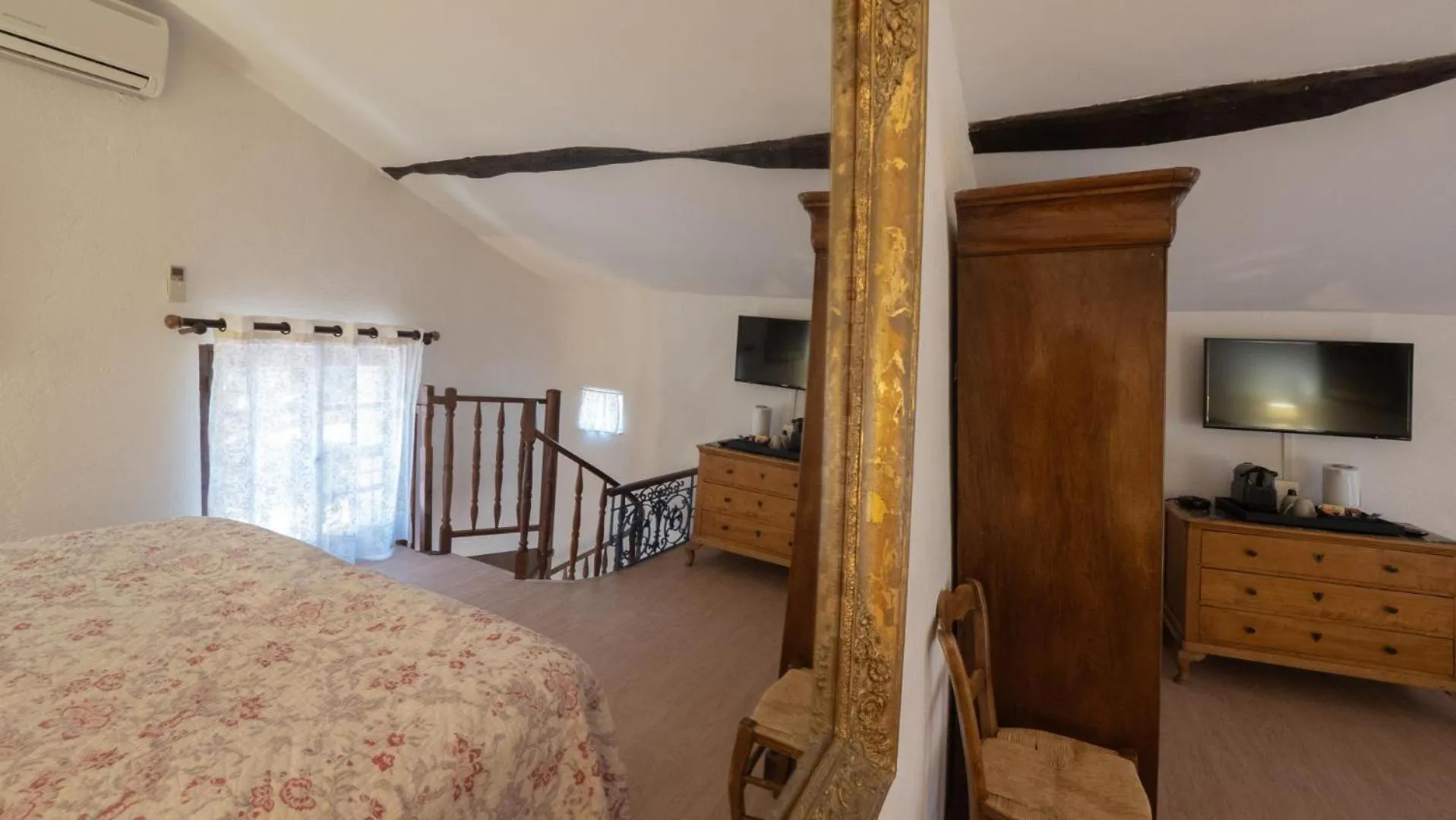 Bed in Hotel-Restaurant Le Moulin De La Camandoule