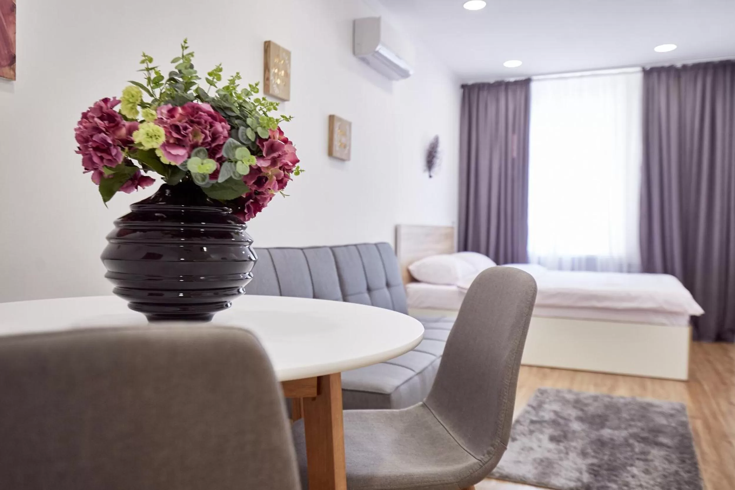 Dining area, Bed in Nordian