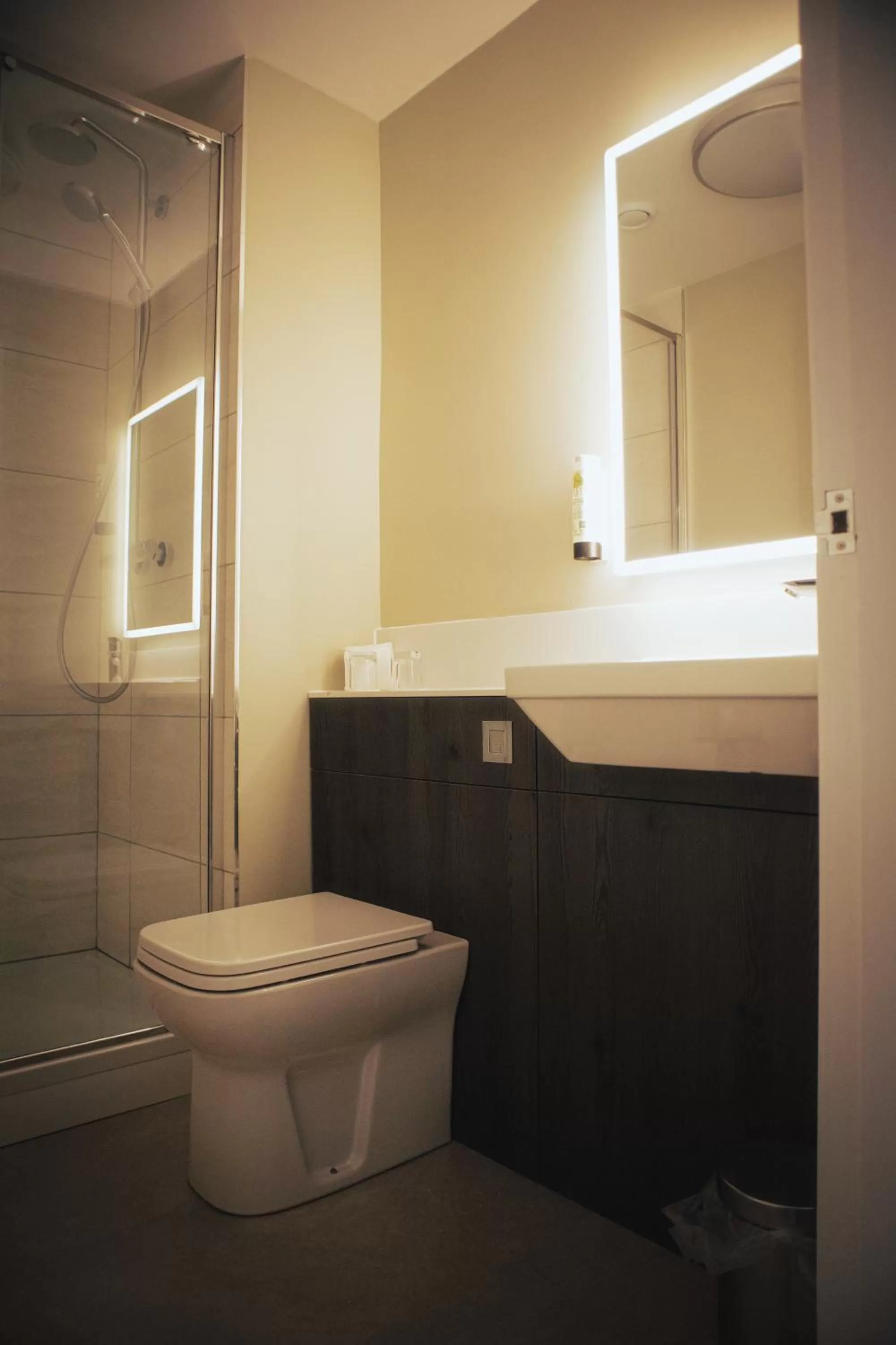 Bathroom in Draycote Hotel And Whitefields Golf Course