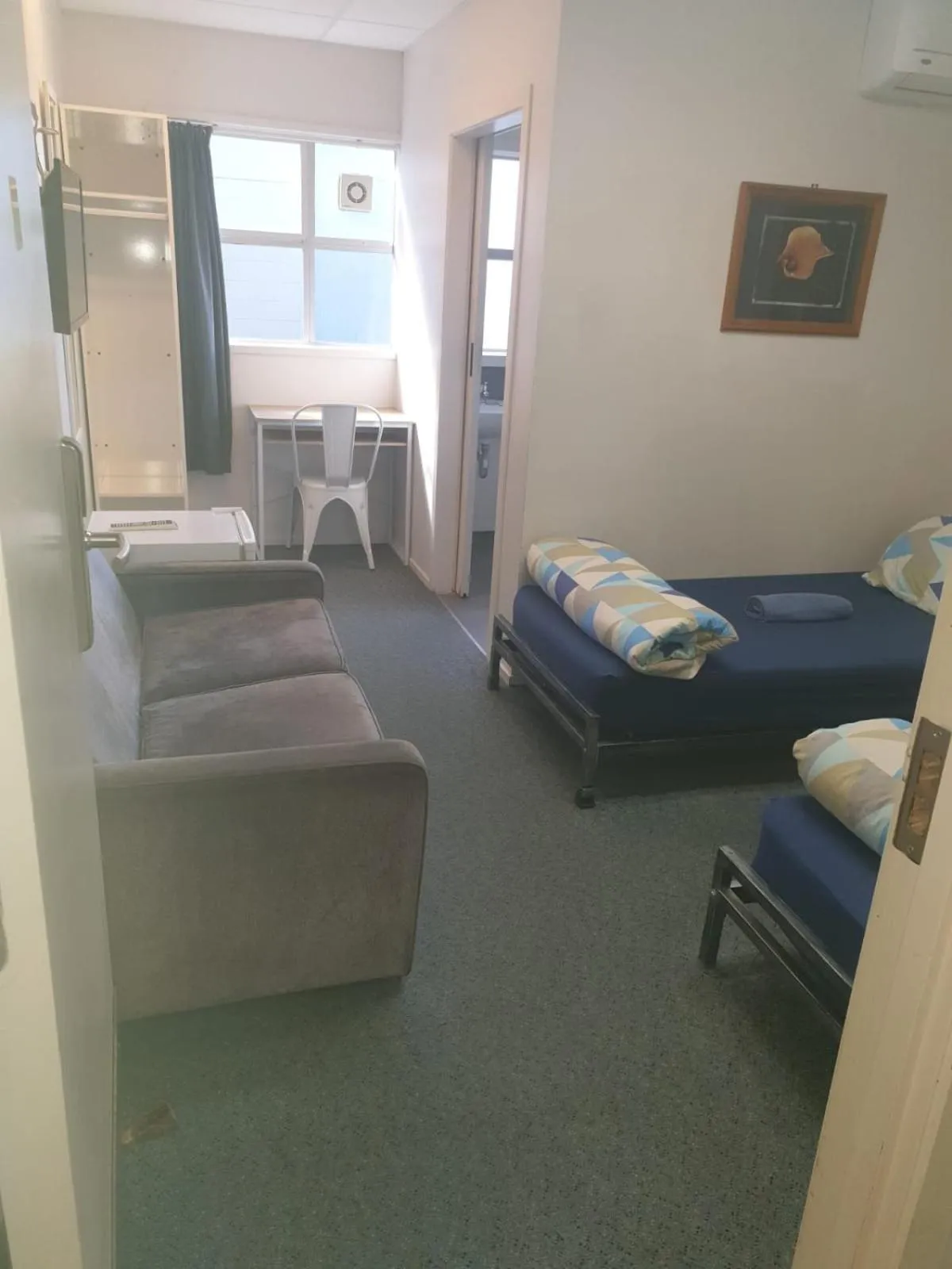 Toilet, Bed in Backpackers Central Hamilton
