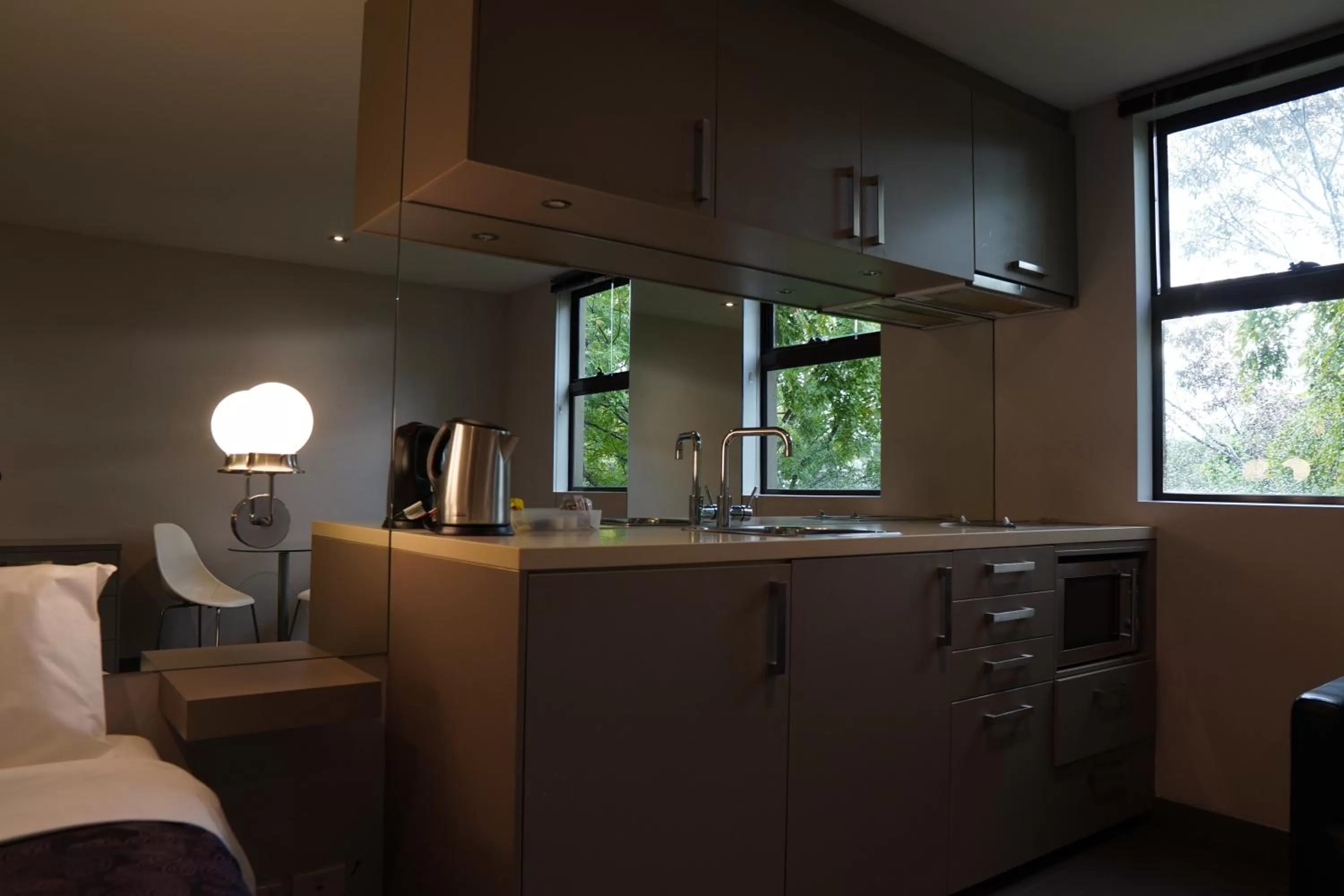 Coffee/tea facilities, Bathroom in MVV Motel & Comfy Kew Apartments