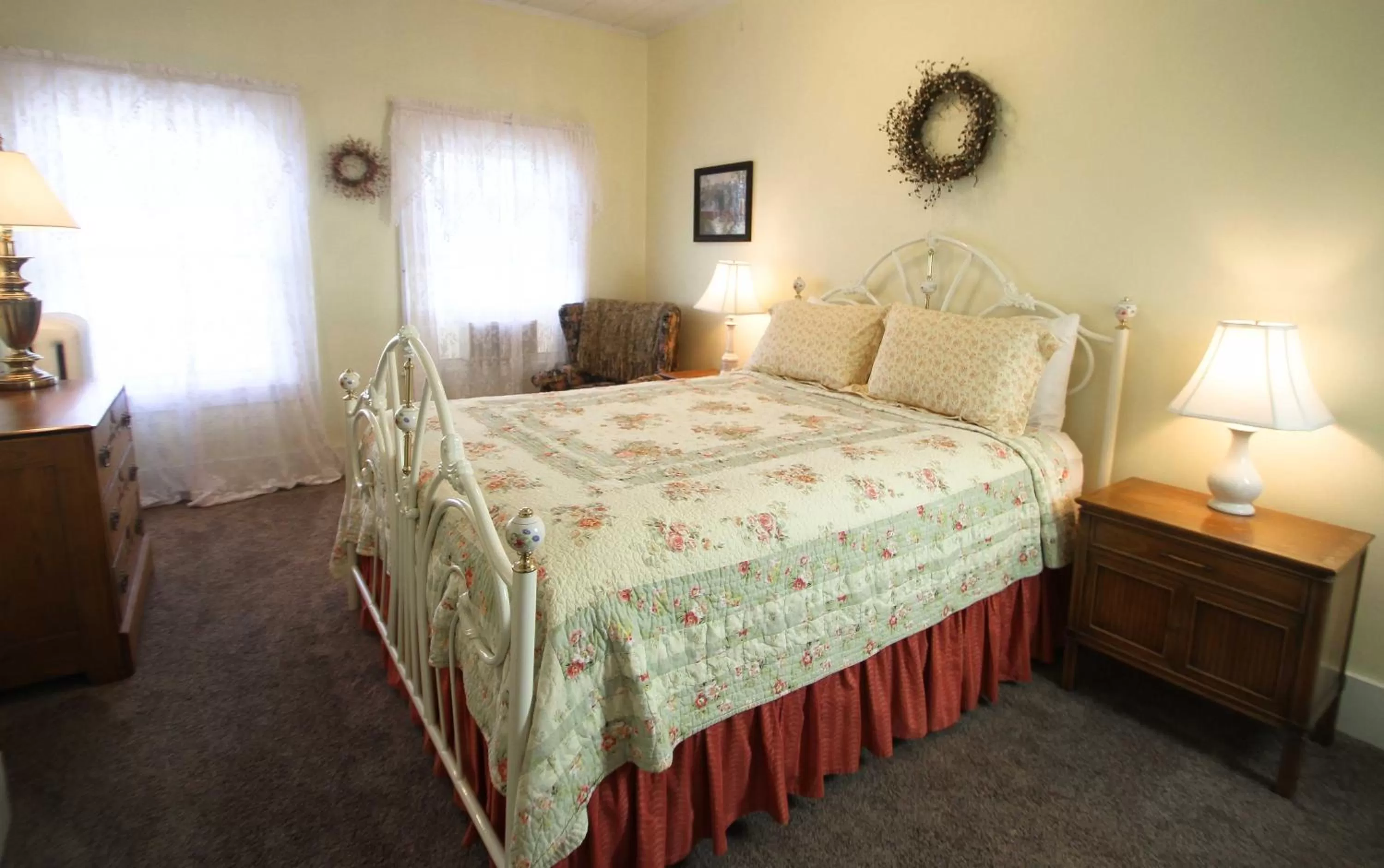 Bed in Fullerton Inn & Restaurant