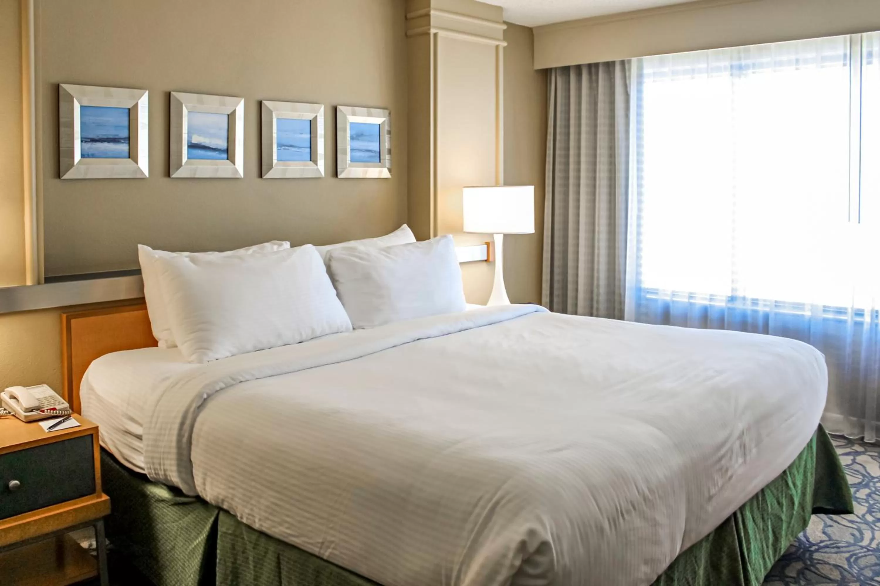 One-Bedroom Suite with Partial Ocean View (2 adults + 2 children) in Hilton Vacation Club Daytona Beach Regency