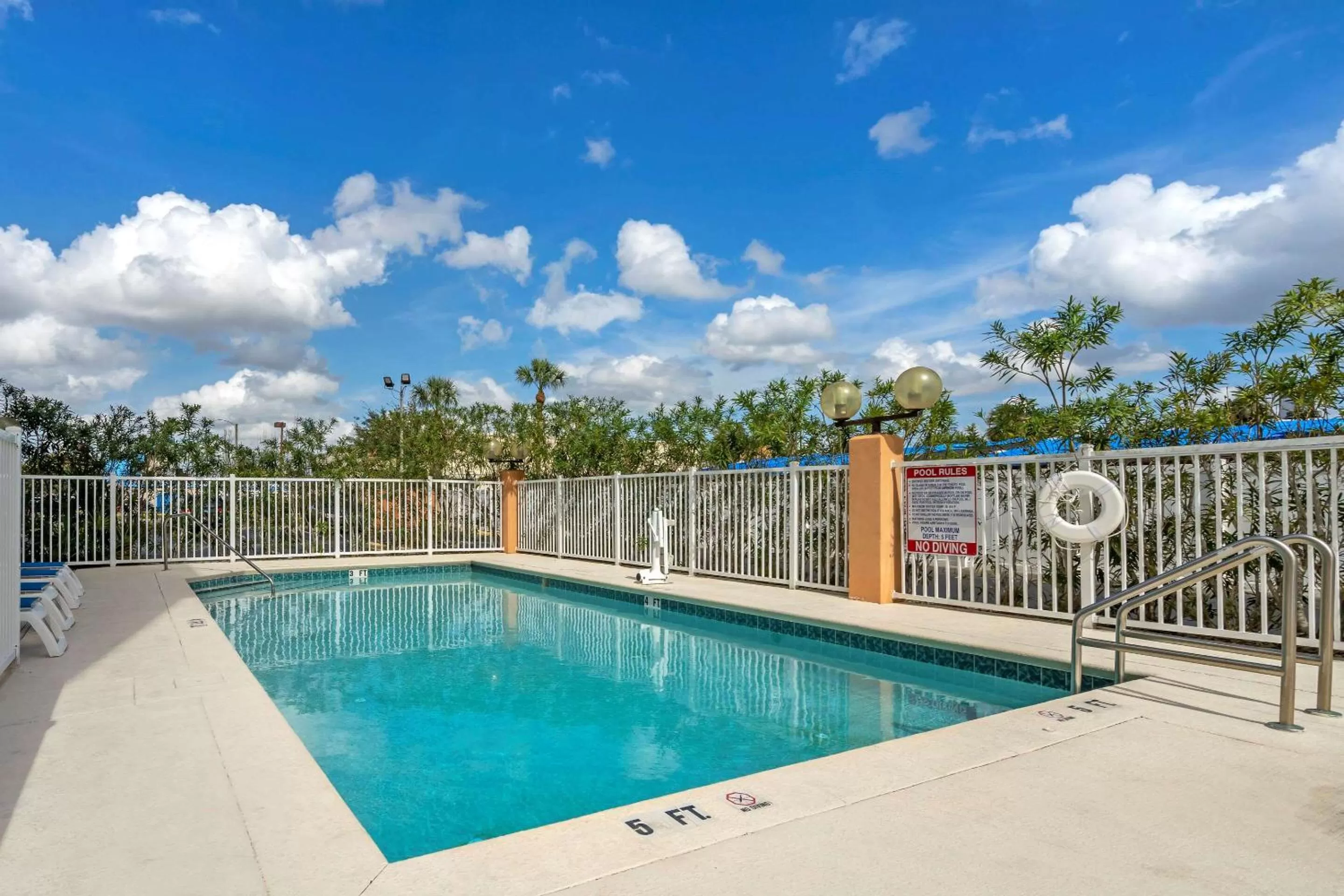 Swimming pool in Comfort Inn Kissimmee-Lake Buena Vista South