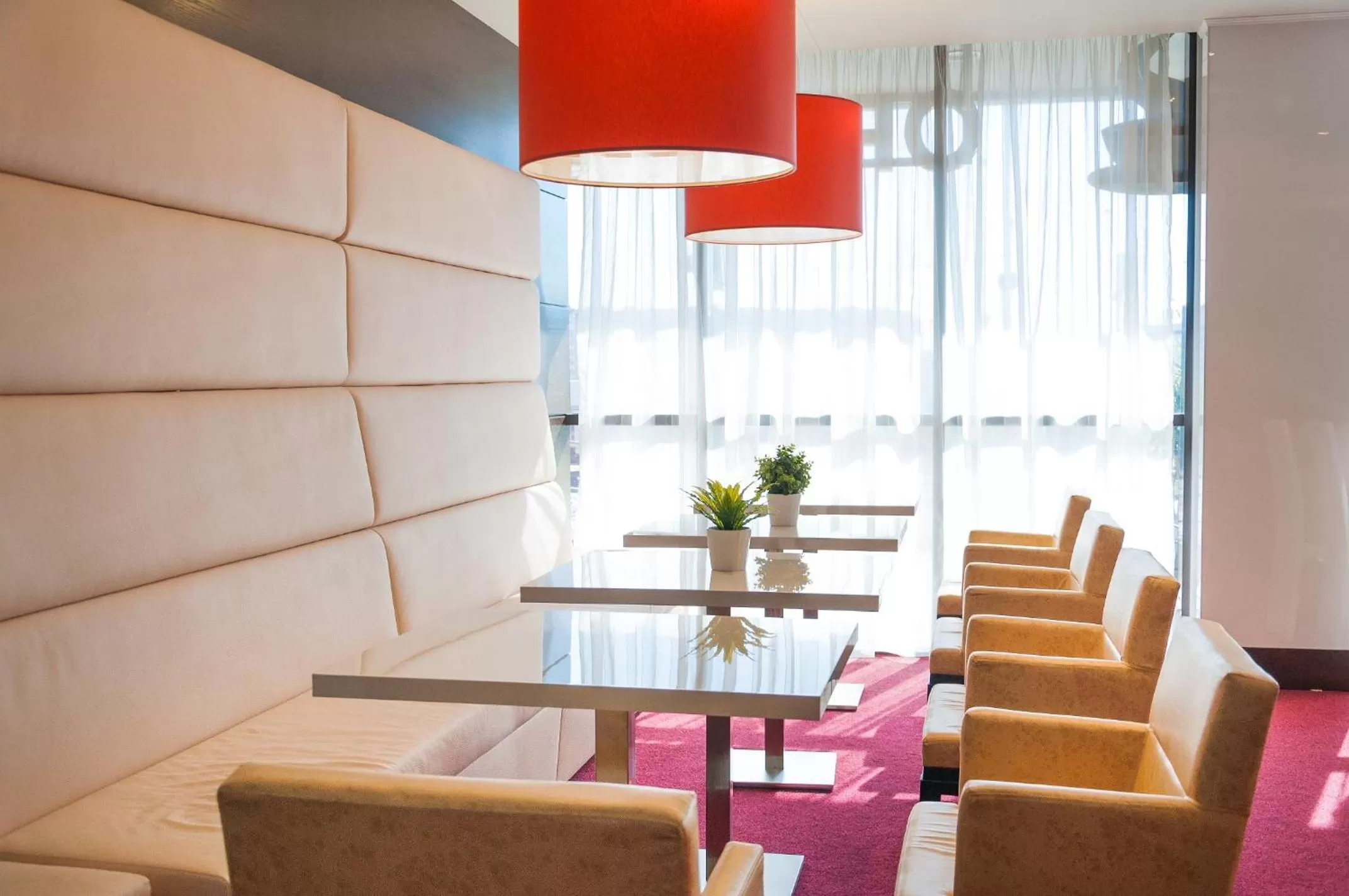 Restaurant/places to eat in Hotel Dream