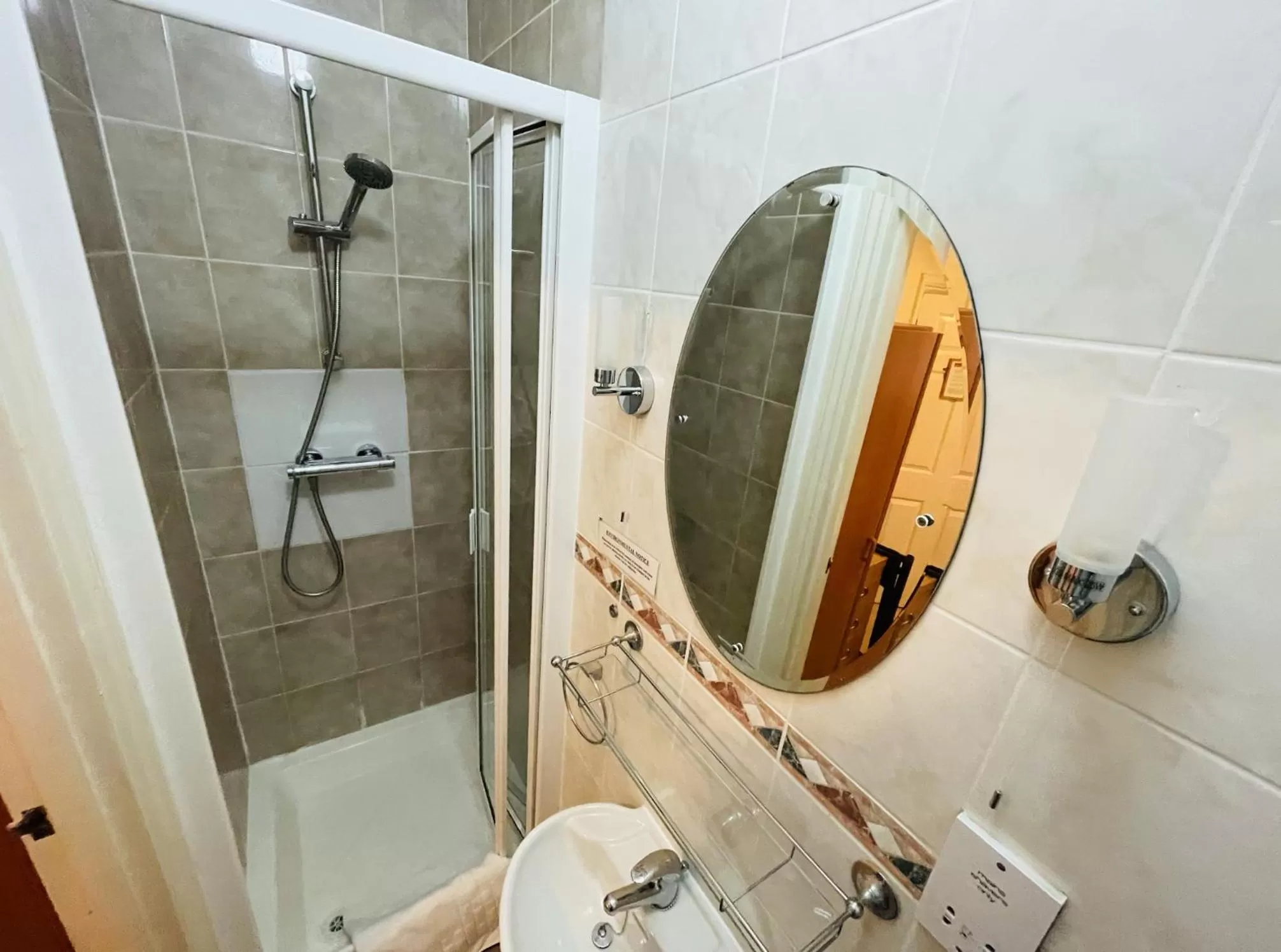 Bathroom in Pickwicks Guest House