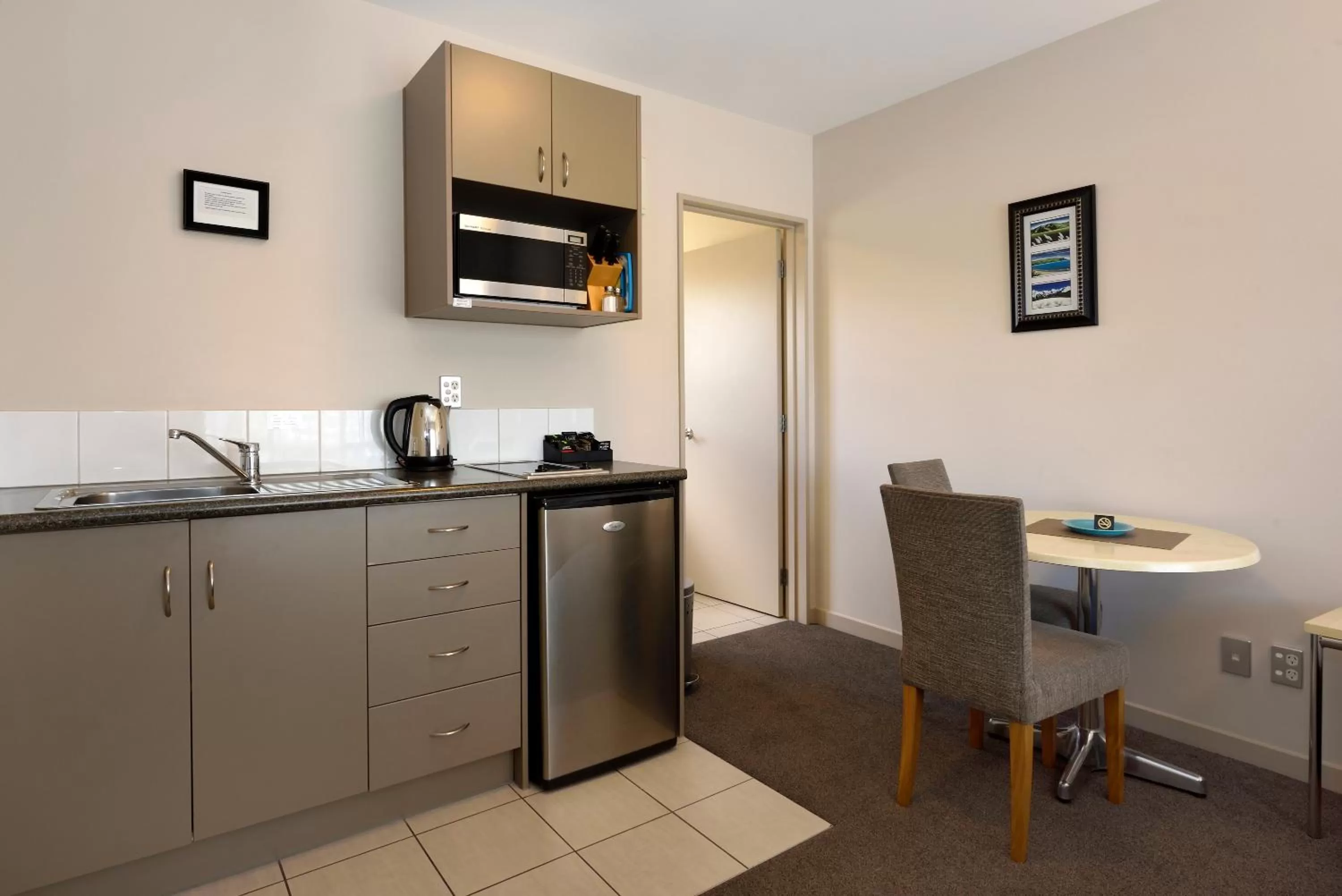 Kitchen or kitchenette in 171 On High Motel