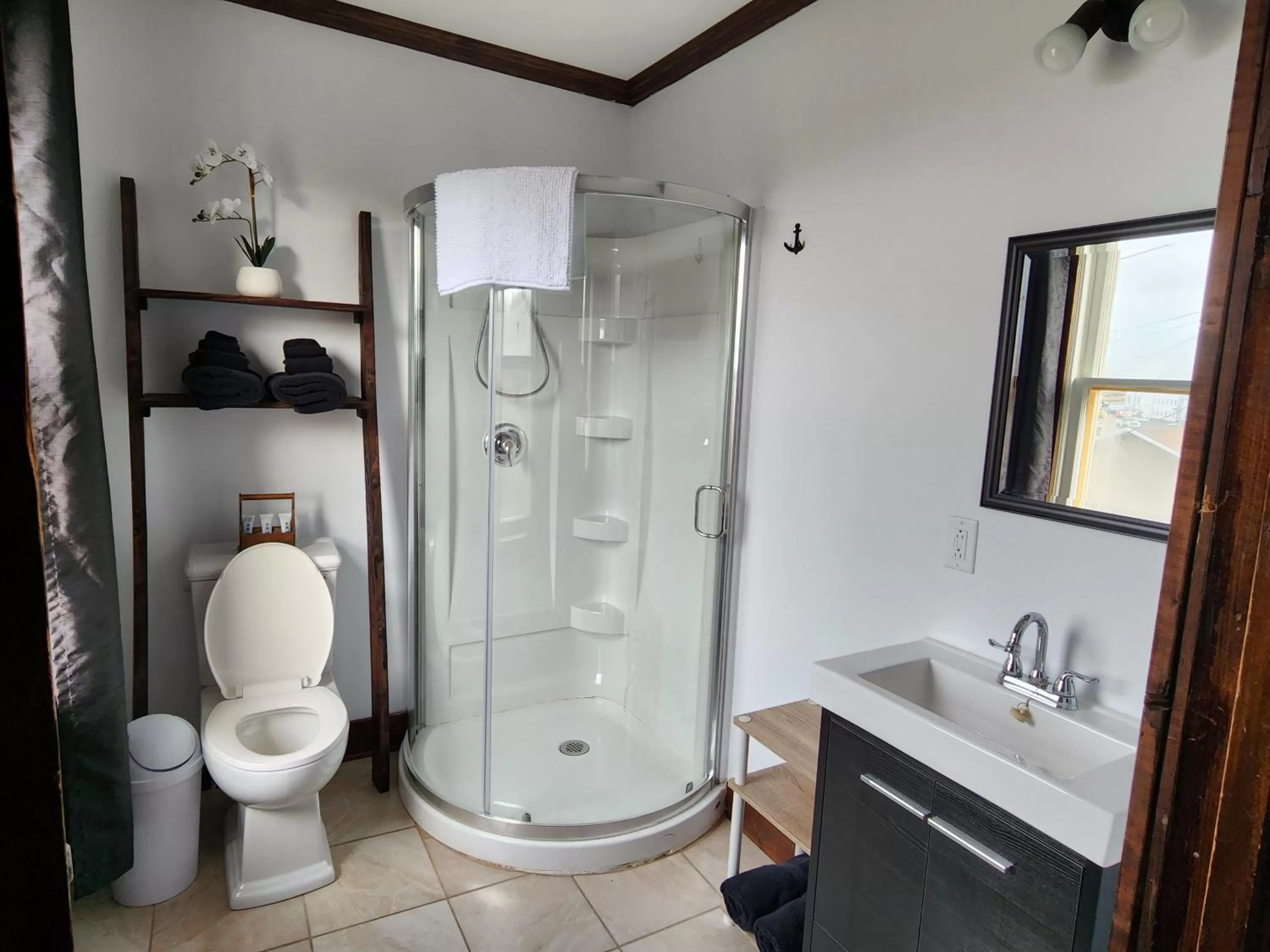 Shower, Bathroom in The Harbourside Inn & Cafe