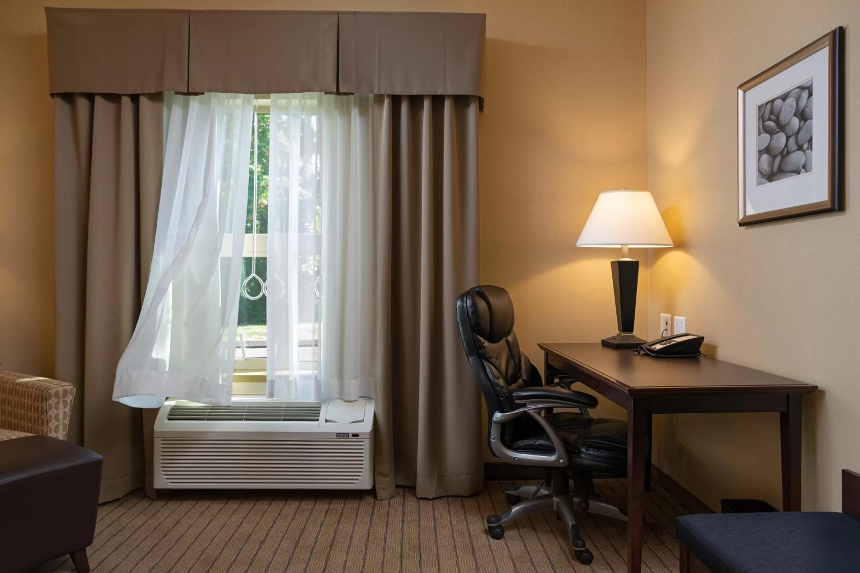 Communal lounge/ TV room, Bed in Bayview Hotel