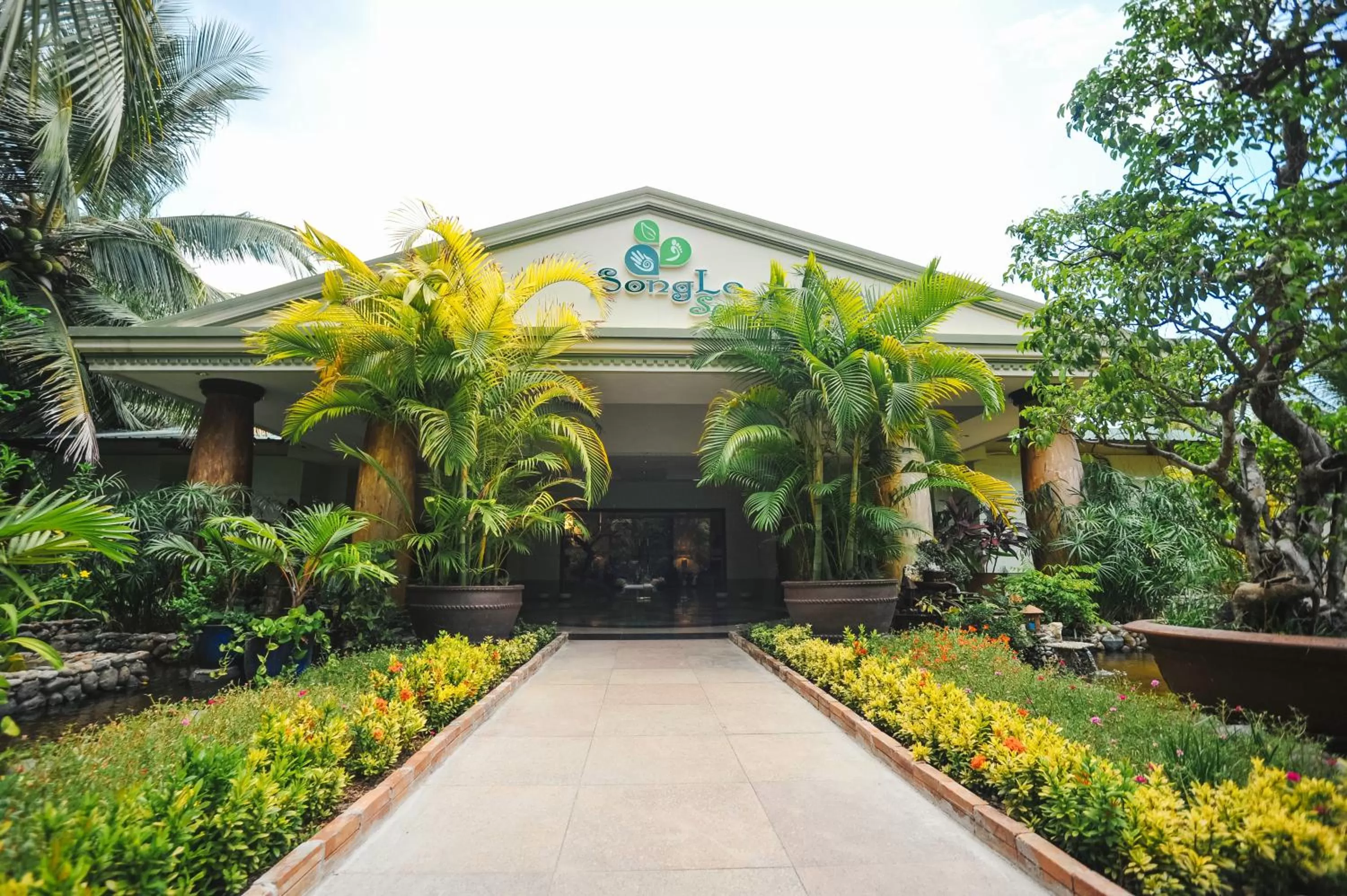 Property building in Diamond Bay Resort & Spa