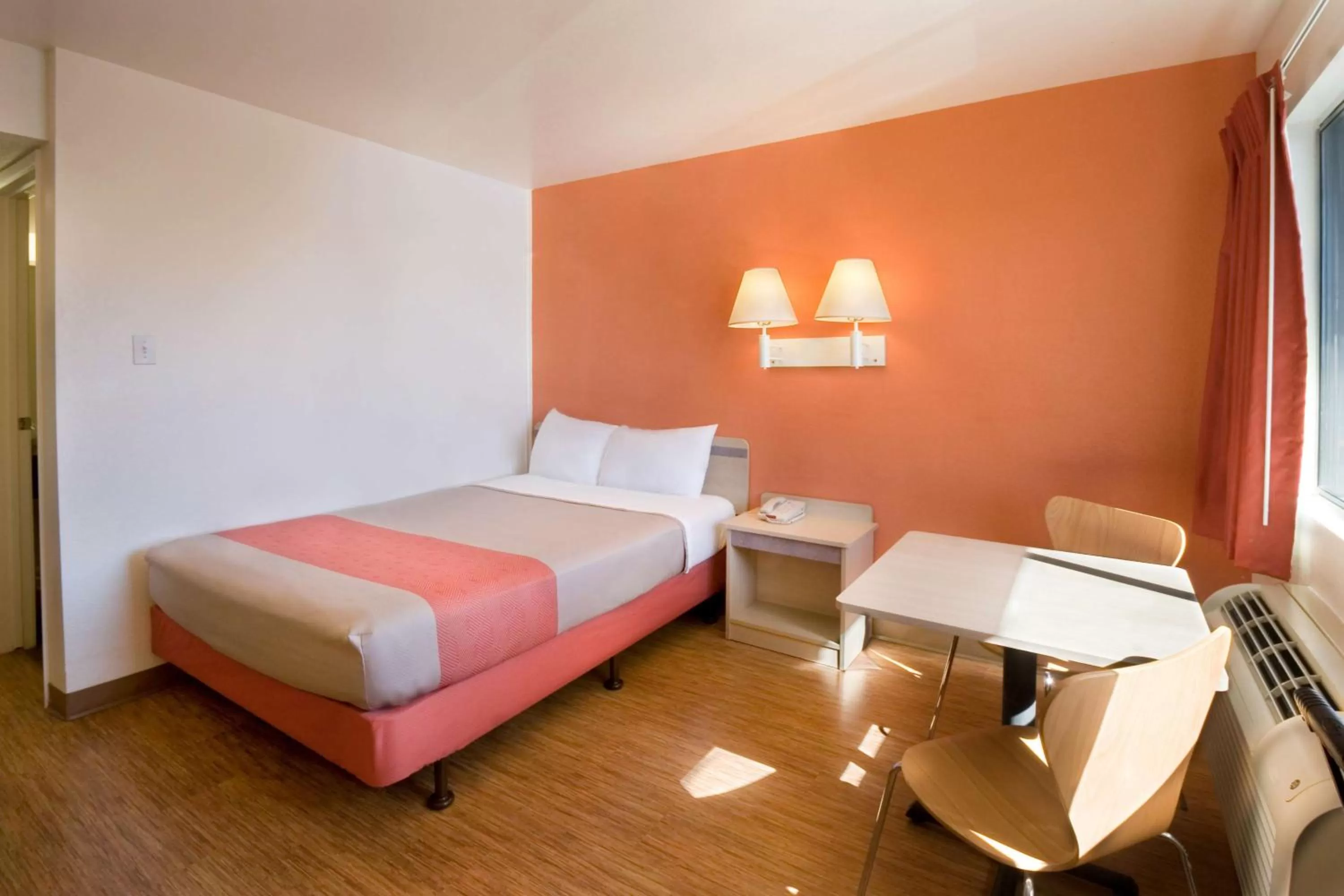 TV and multimedia, Bed in Motel 6-Pendleton, OR