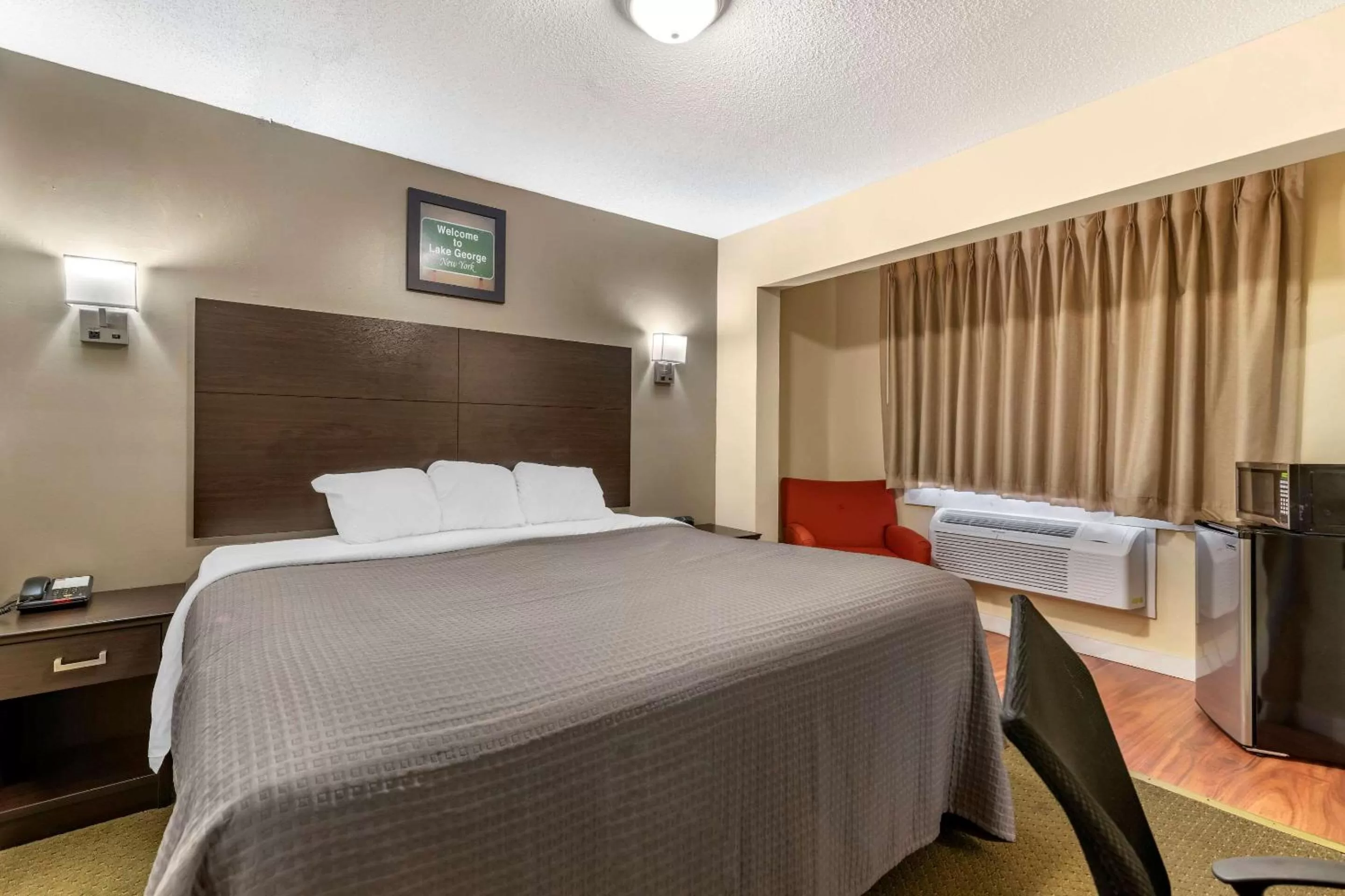 Photo of the whole room, Bed in Rodeway Inn Lake George Outlets