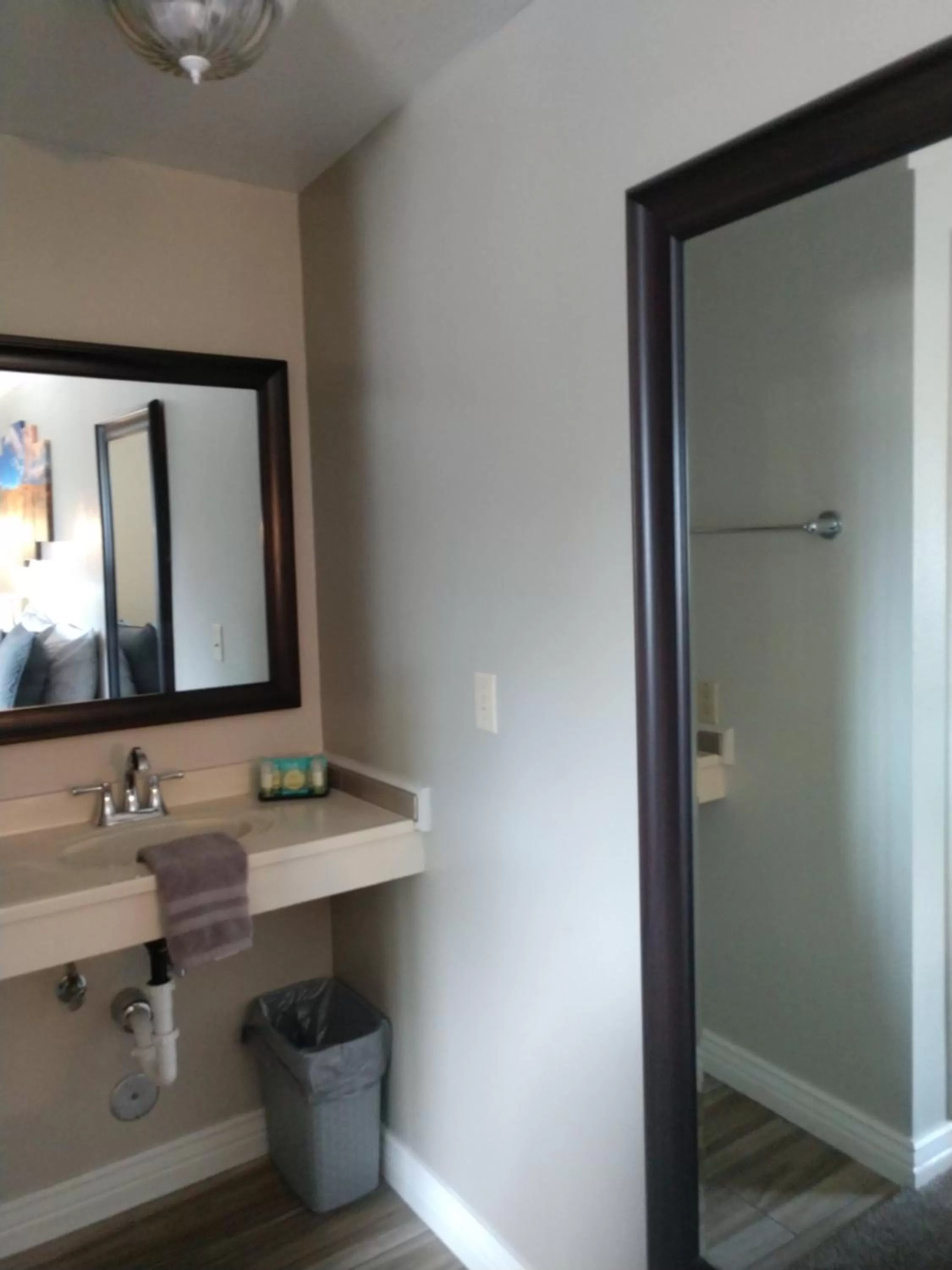 Bathroom in Red Rock Motel and Dam Motel