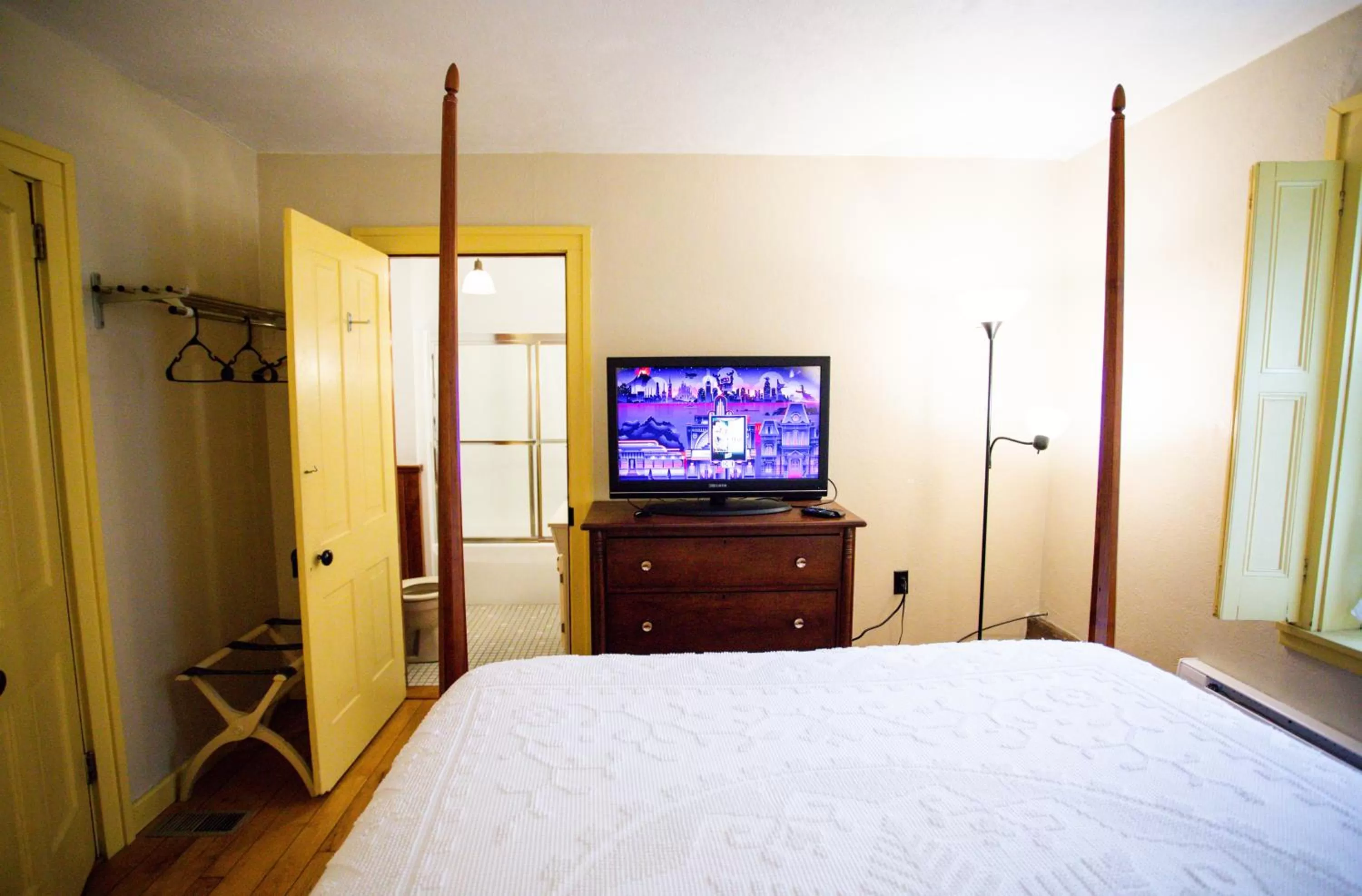 Photo of the whole room, TV/Entertainment Center in Baneberry Meadows B&B