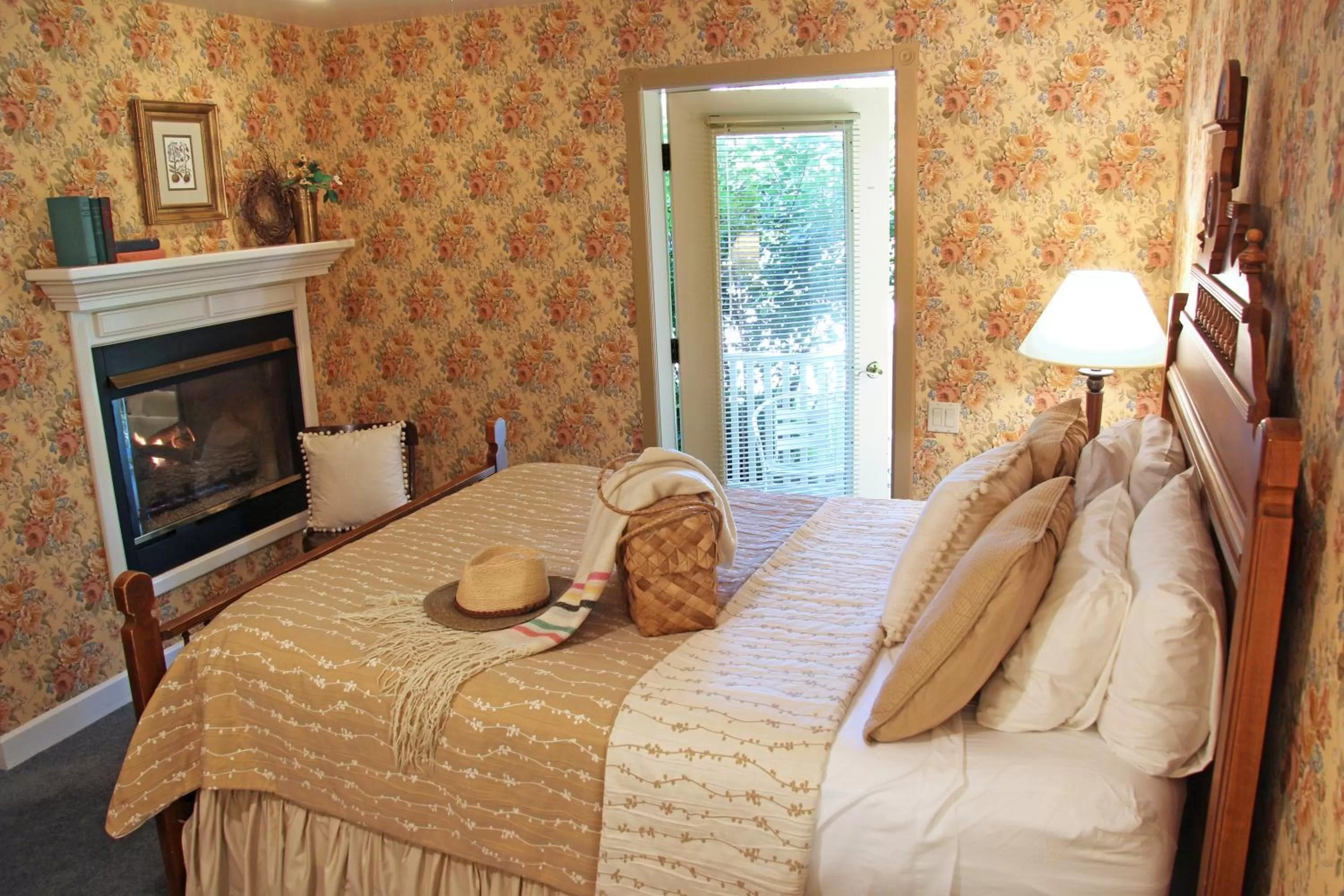 Bedroom, TV/Entertainment Center in Eagle Harbor Inn