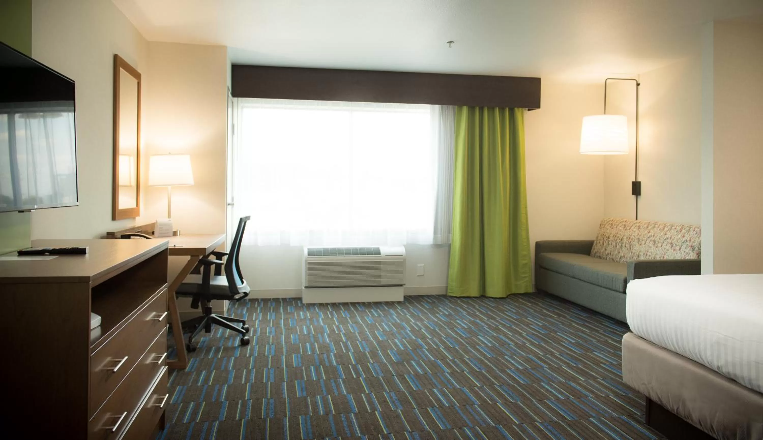 Photo of the whole room, Bed in Holiday Inn Express & Suites Rock Falls by IHG