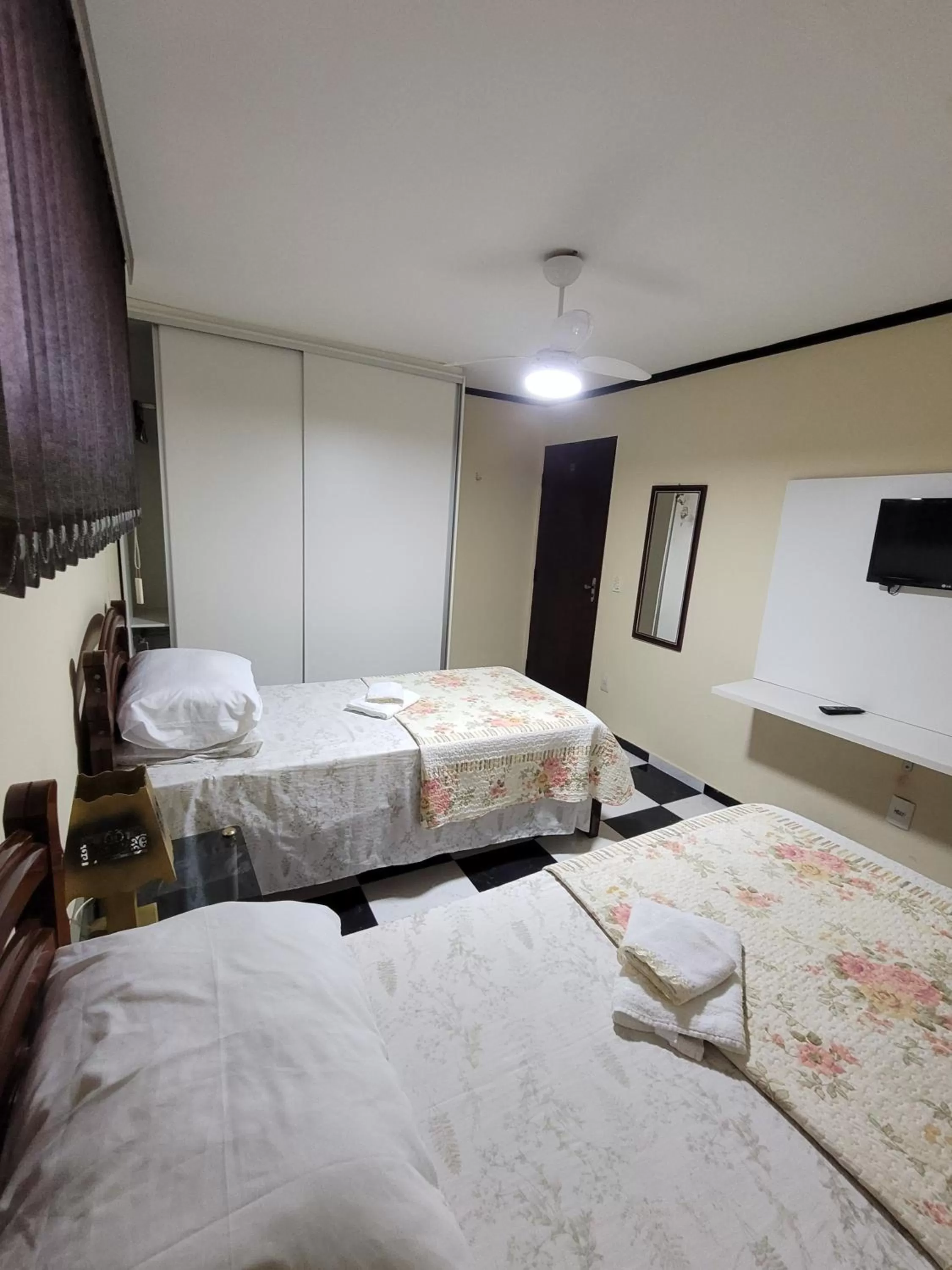 TV and multimedia, Bed in KzaZendf Cama e Cafe Asa Sul