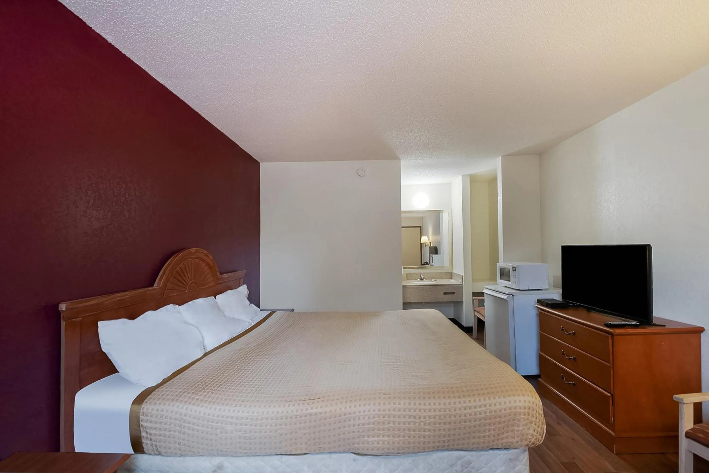 Bedroom, Bed in OYO Hotel Manning SC