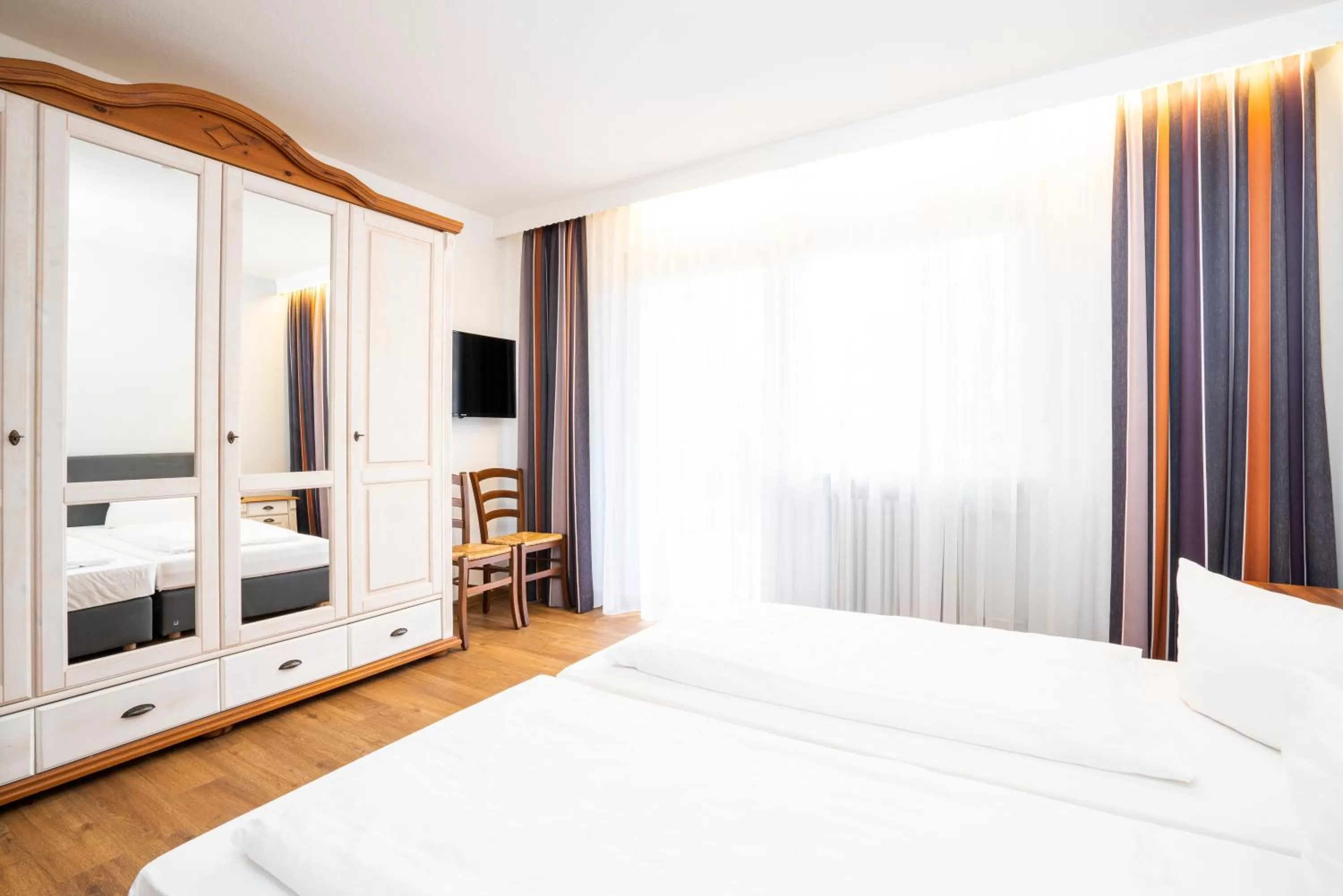 Photo of the whole room, Bed in Bamberg Inn