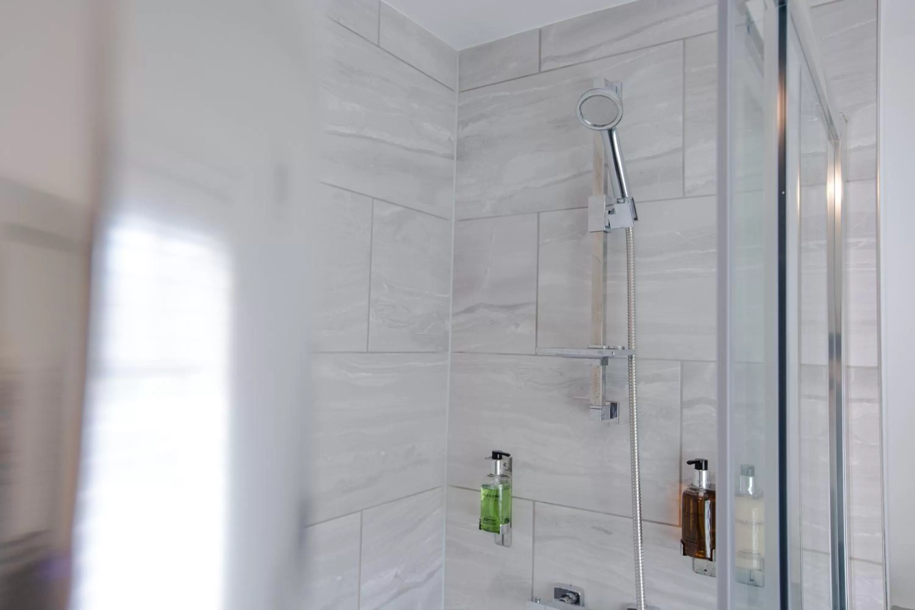 The Wheatsheaf Pub, Kitchen & Rooms