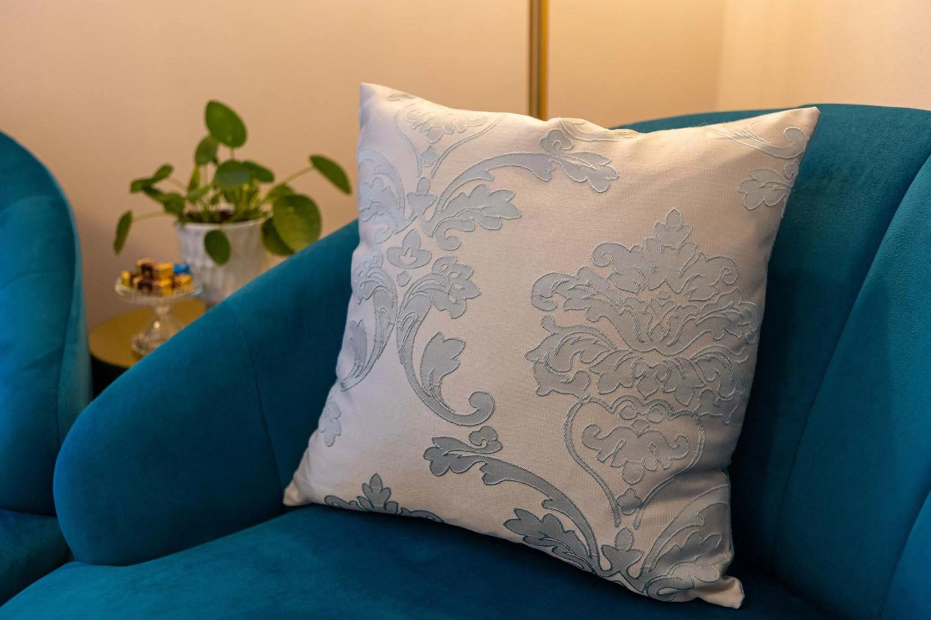 Seating area in City and Style Luxury Rooms Split