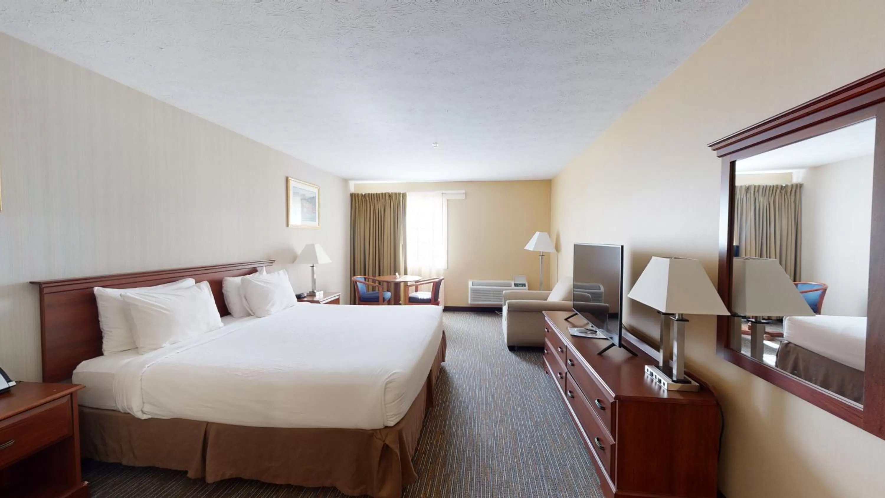 Photo of the whole room, Bed in Ramada by Wyndham Strasburg - Shenandoah Valley