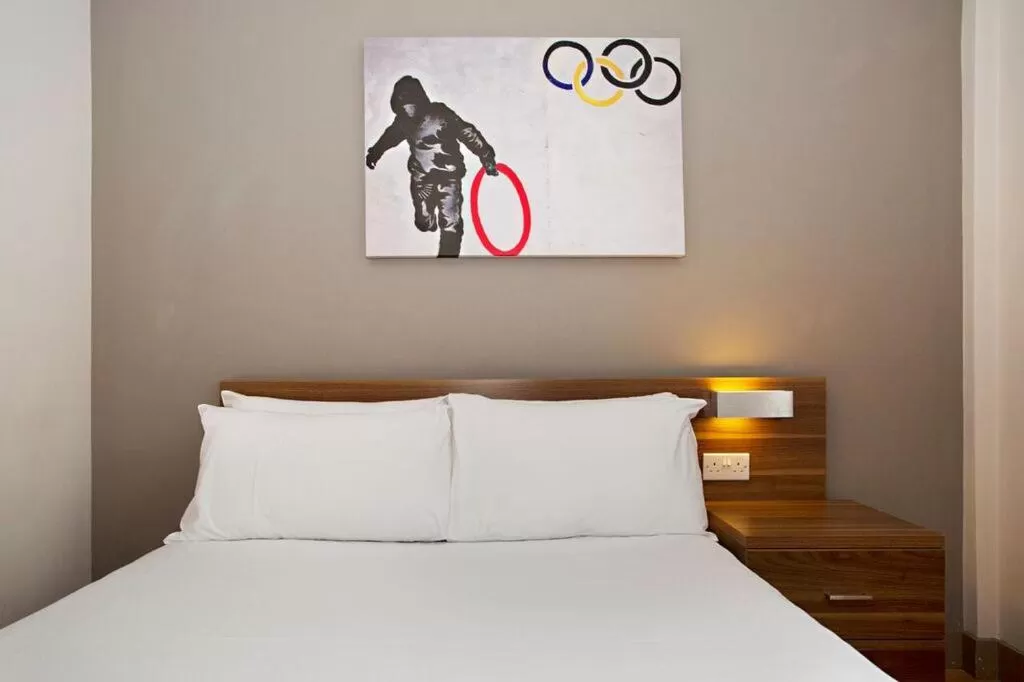 Bed in Britannia Study Hotel