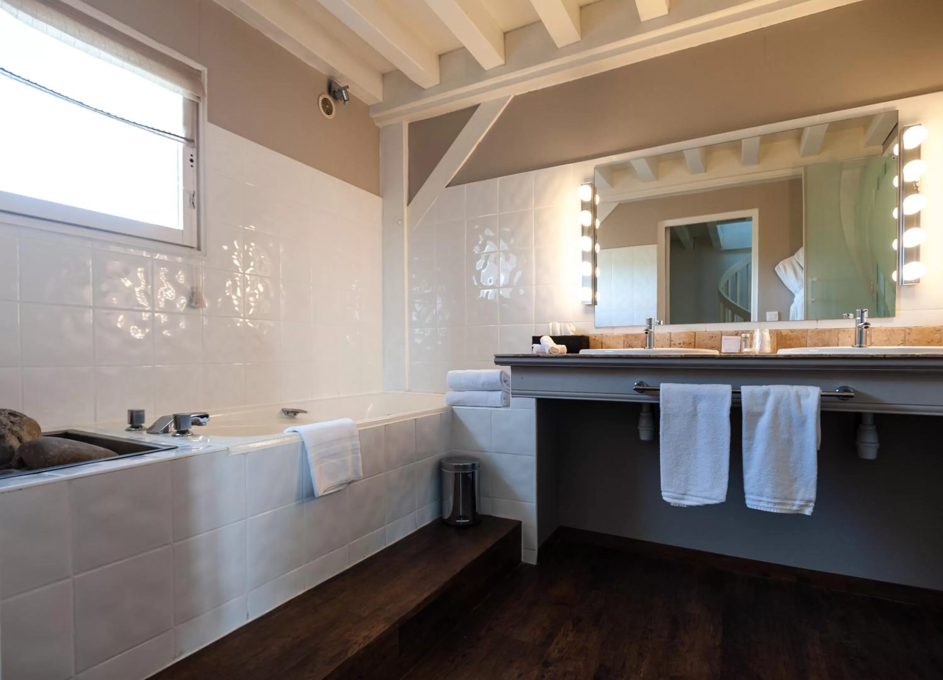 Bathroom, Bed in Ermitage De Corton - Teritoria