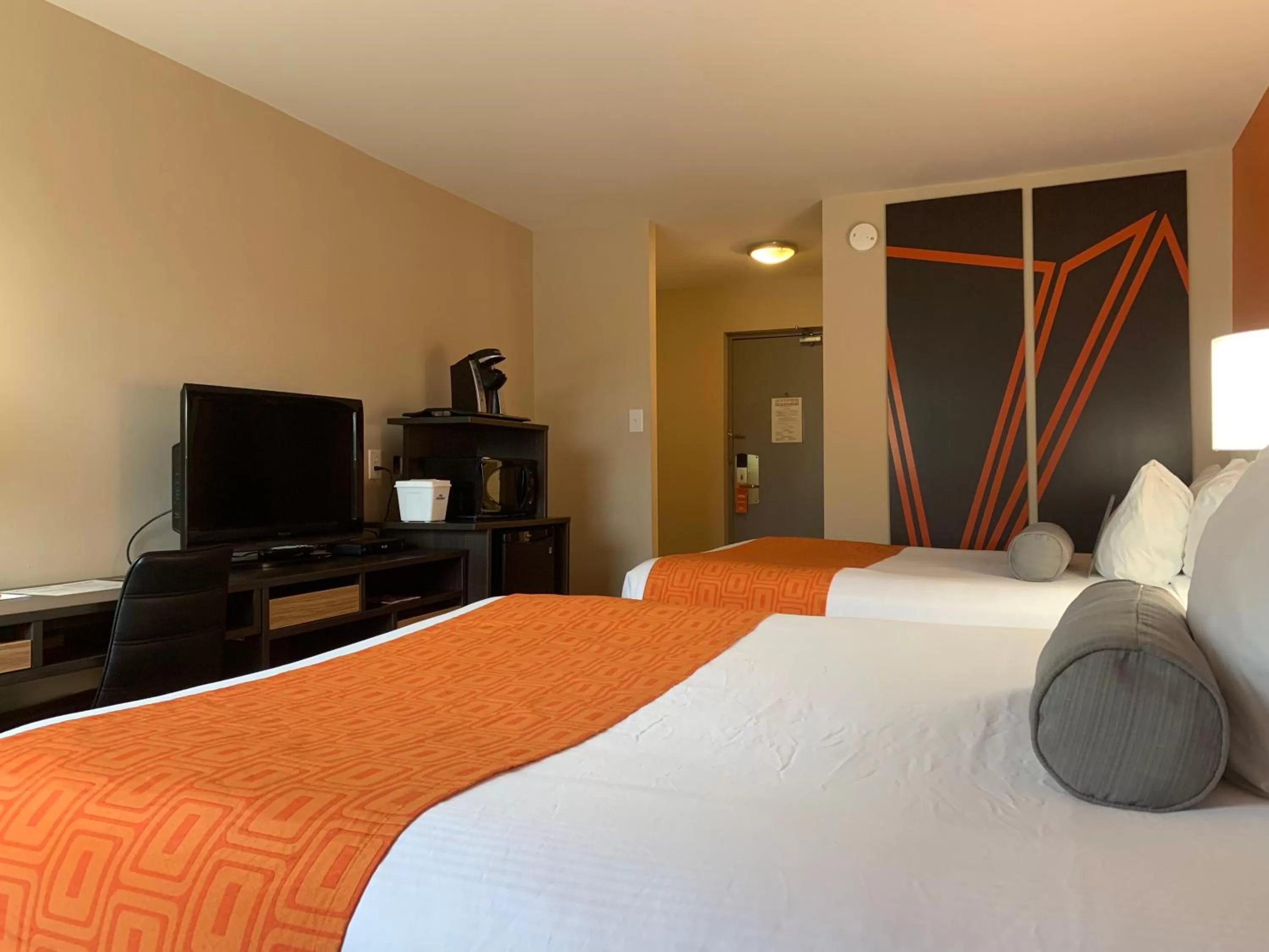 Bed in Howard Johnson by Wyndham Winnipeg West