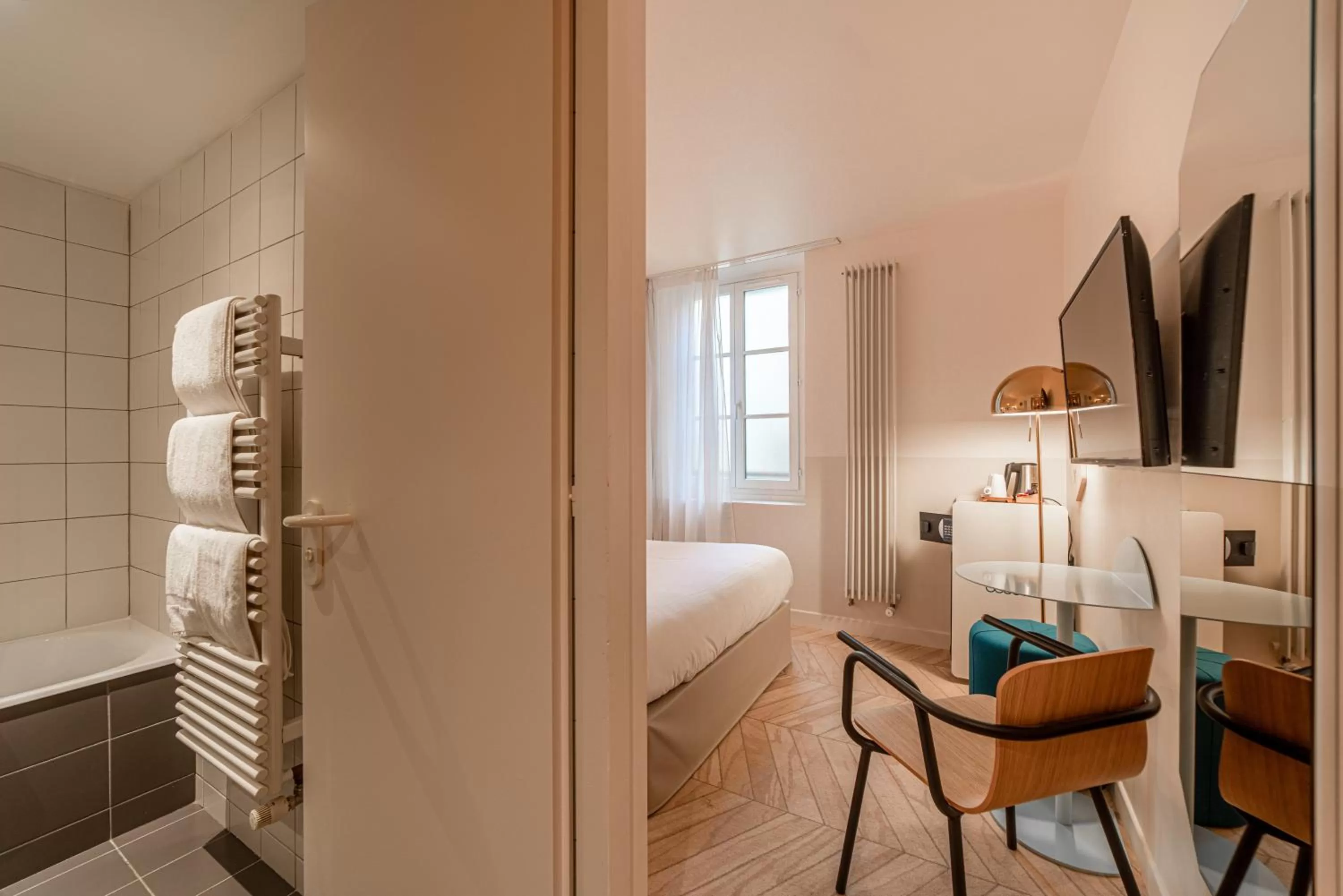 Bathroom, Bed in Hôtel du Palais de l'Isle