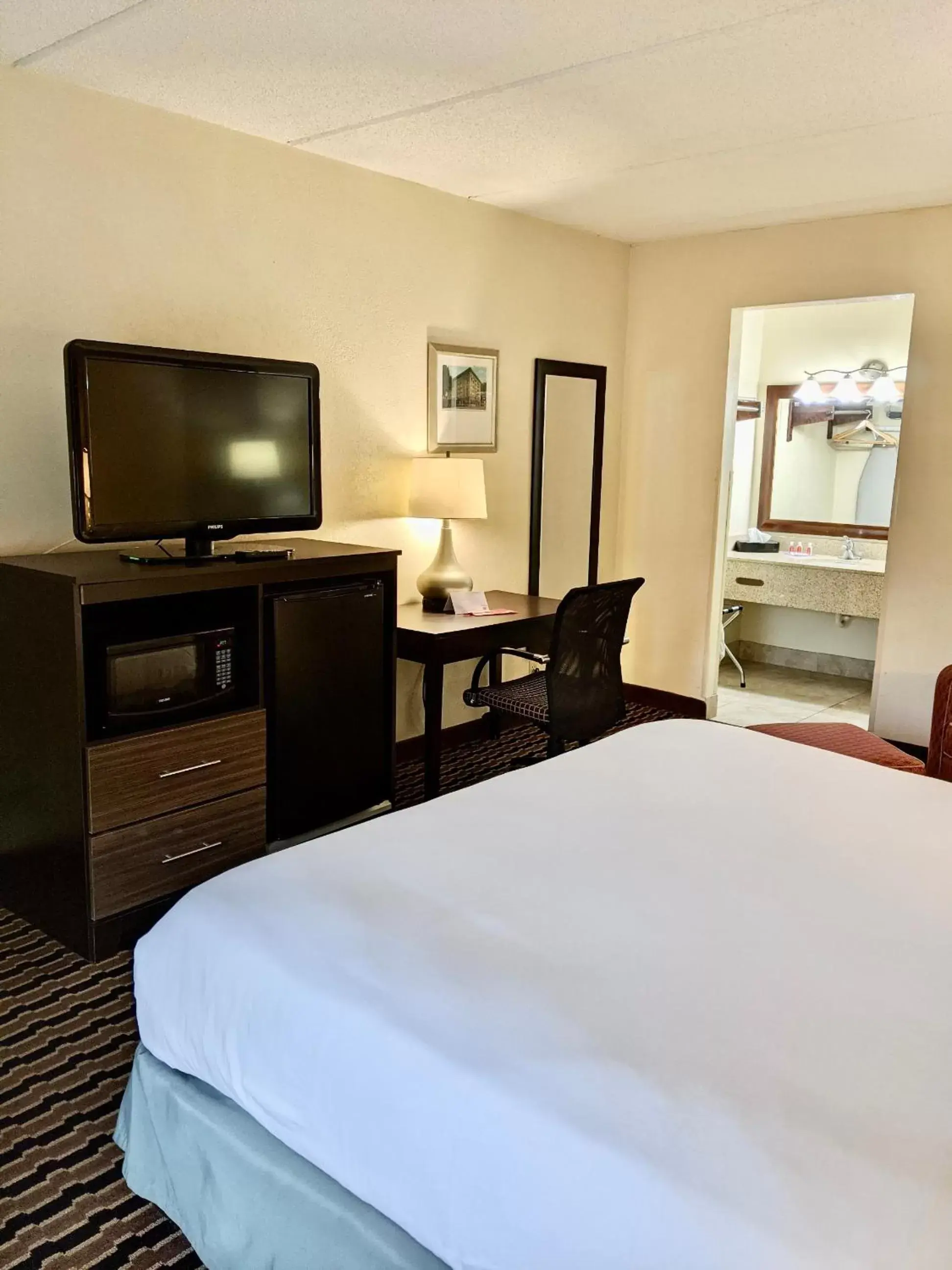 Standard King Room - Non-Smoking in Econo Lodge Standard King Room - Non-Smoking in Econo Lodge