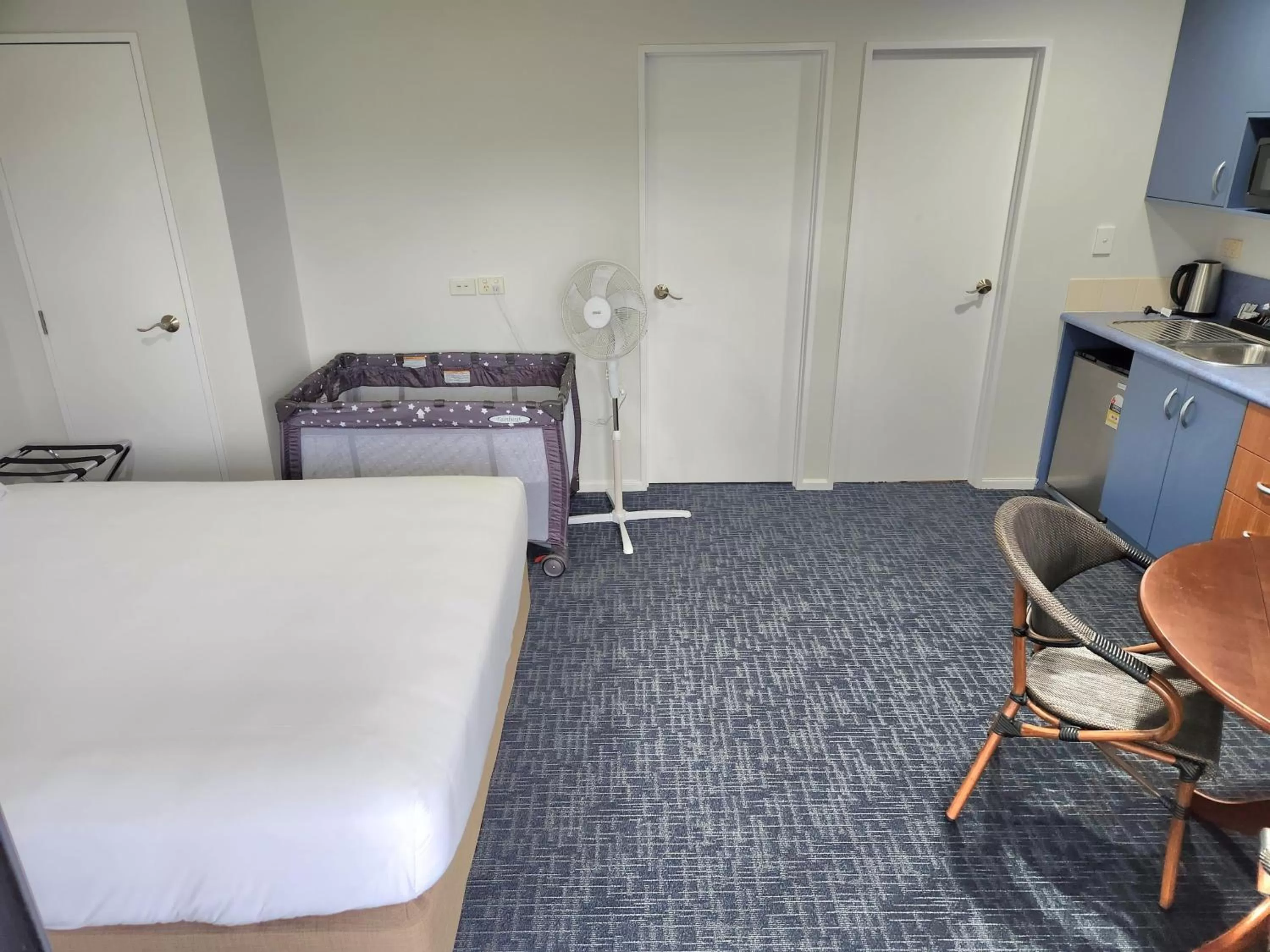 Bed in Botany Palms Motel