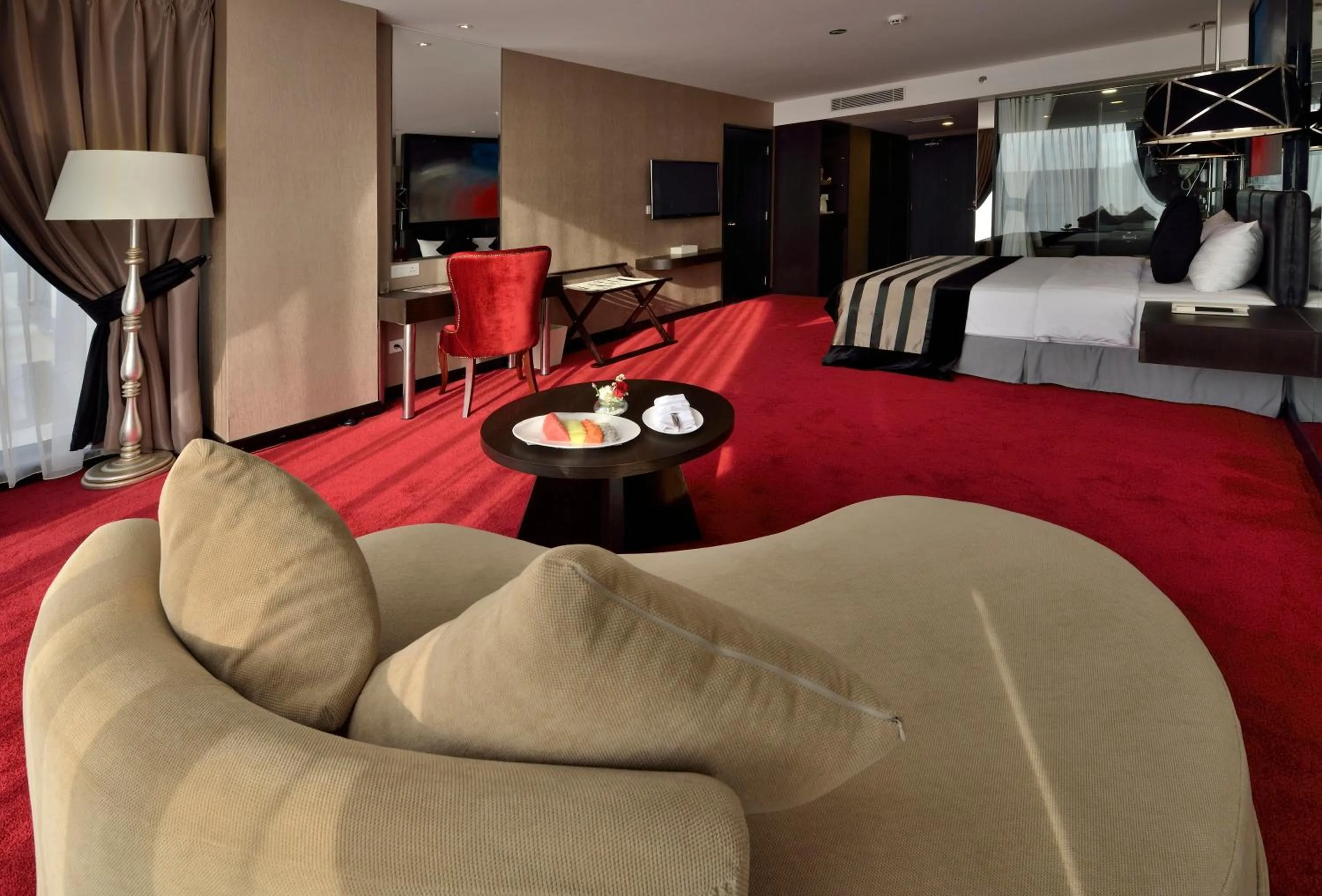 Seating area, Bed in Amaroossa Cosmo Jakarta