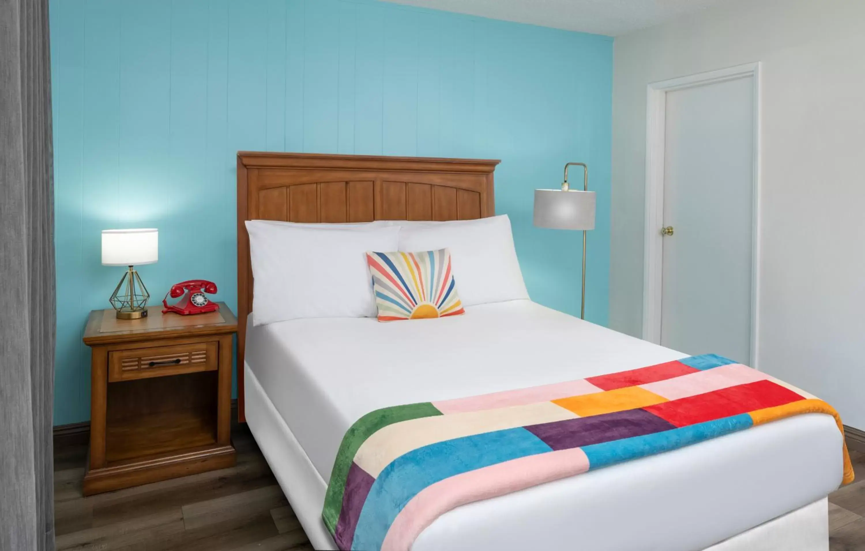 Queen Room with Kitchenette in The Sojourn Los Angeles - Sherman Oaks Queen Room with Kitchenette in The Sojourn Los Angeles - Sherman Oaks