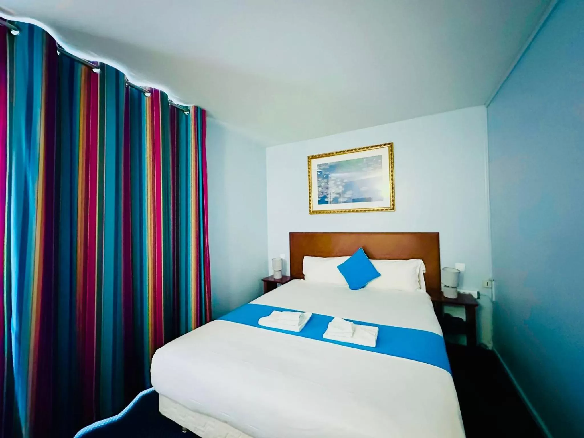 Bed in Hotel Bellevue Montmartre