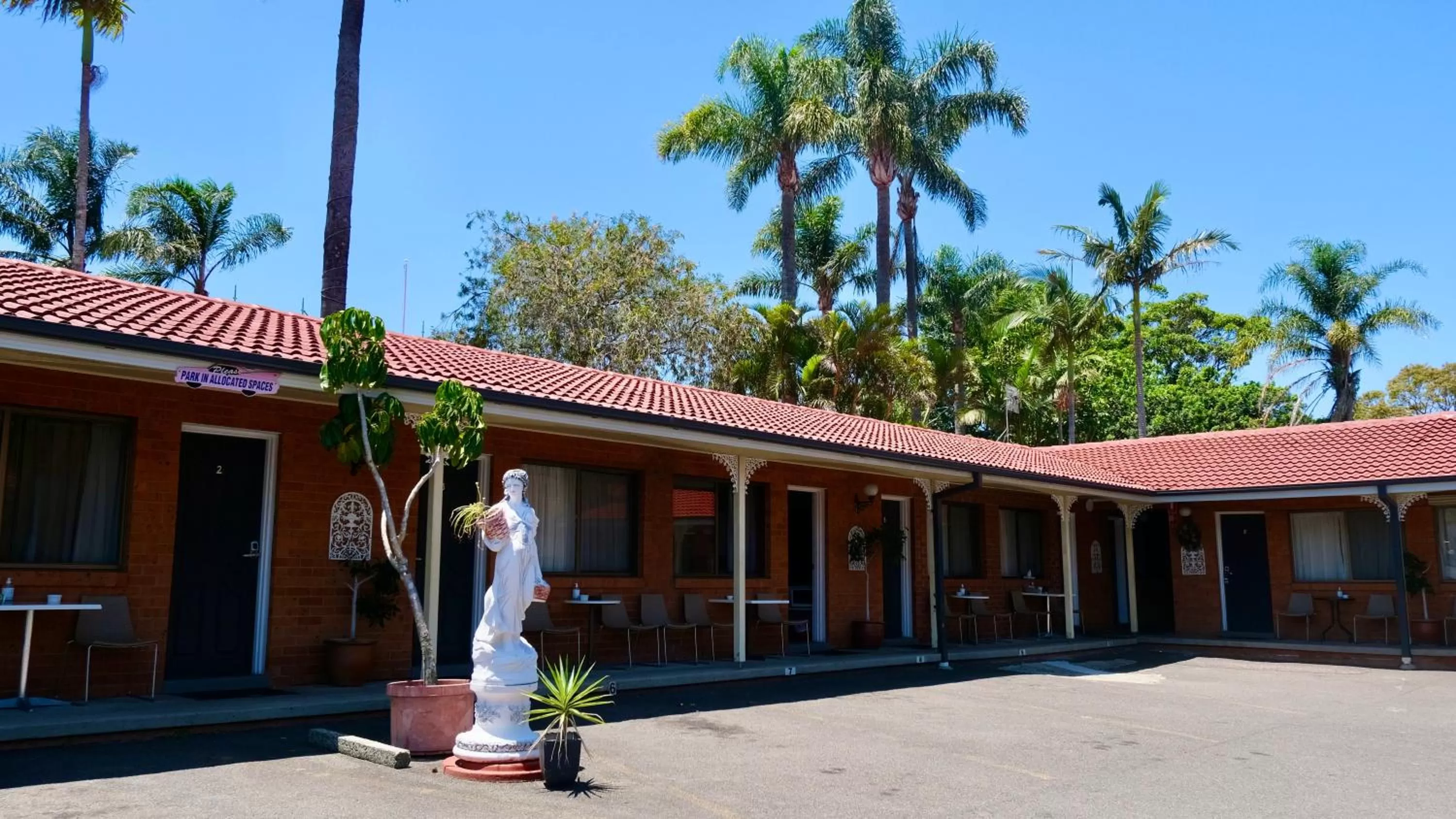 Property building in Sapphire Palms Motel